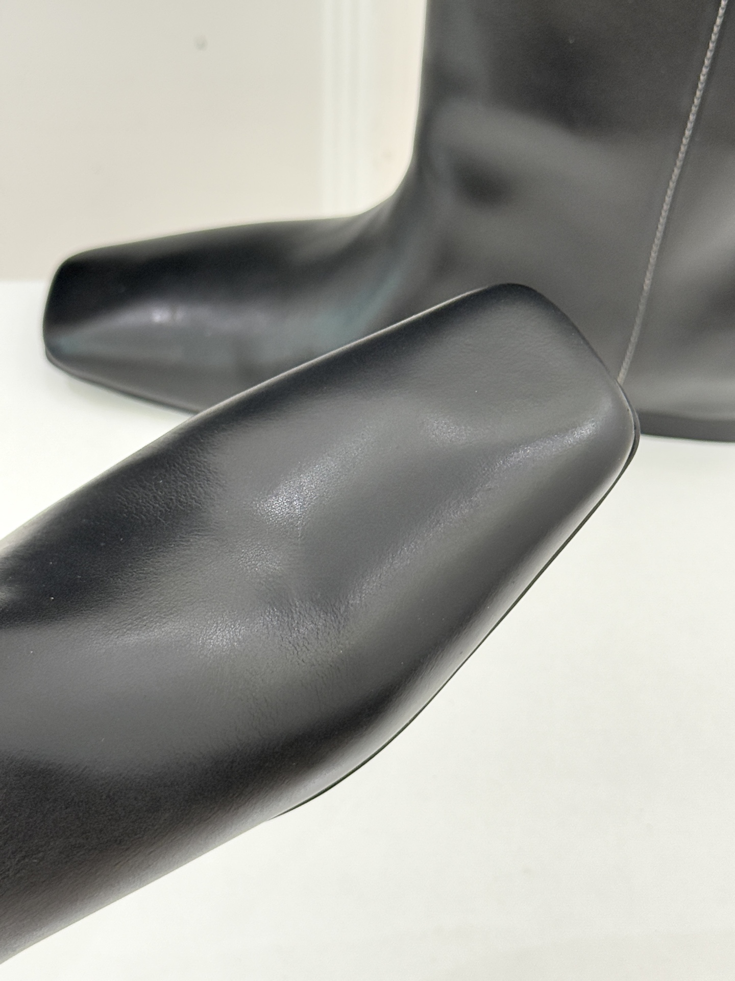 IMMI 25WF新品铆钉方头平底短靴当方头的飒爽撞上铆钉的锐利这款短靴便成了秋冬打破沉闷的“时尚利器”