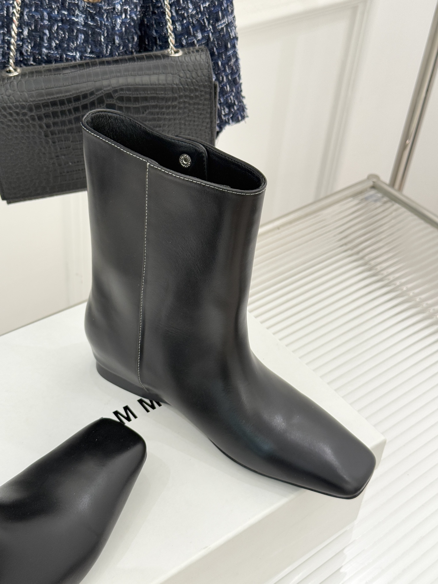 IMMI 25WF新品铆钉方头平底短靴当方头的飒爽撞上铆钉的锐利这款短靴便成了秋冬打破沉闷的“时尚利器”