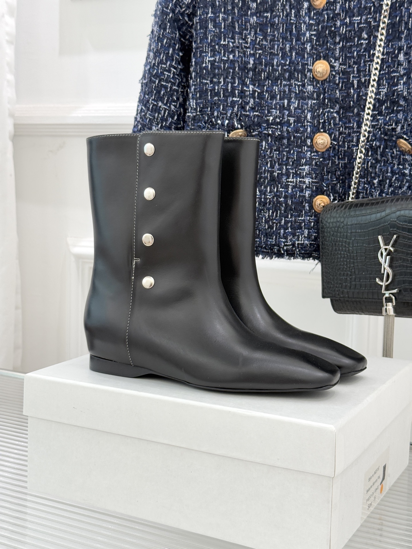 NO:536916,IMMI 25WF new product rivet square toe flat-soled short boots When the square toe is sturdy to the sharpness of rivets, this short boot has become a 'fashionable weapon' to break the dullness in autumn and winter. It does not rely on the ostentatiousness of high heels, but it uses details and full comfort, so that every step has its own 'not easy to mess with'. The metal rivets in the boot are the absolute highlights. The arrangement is staggered but not stacked and exaggerated. The cold luster reflects a neat attitude under the light. It not only retains the brand's consistent design tension, but also injects personality into the basic boot shape. The neat square toe design bid farewell to roundness, softness and cuteness. It makes your feet look thin and adds a bit of retro coolness. Flat design is the boon of the 'comfortable party'. Soft elastic rubber soles fit the ground. Daily commuting and squeezing the subway, weekends and shopping in the market. There is no pressure when walking for a long time. Selected wear-resistant fabrics are durable and wearable.  The boots are just right in height to wrap the ankles, not tight, not tight, and legs, from the classic black versatile slimming. Whether it is a leather jacket and jeans to create a motorcycle style or a knitted skirt, it can light up the shape with the edge of the rivets, so that you don’t have to bother to make a styling and wear it effortlessly fashionable. The fabric is made of original custom cowhide, and the inner foot pads are all sheepskin. The original mold-opening custom anti-slip sole size35-39 (customized on 40/41), boots, boots, skirts, jeans, leather jacket, cowhide, sheepskin19860909IMMI 25WF新品铆钉方头平底短靴 当方头的飒爽撞上铆钉的锐利 这款短靴便成了秋冬打破沉闷的“时尚利器” 它不依赖高跟的张扬,却以细节与满分舒适 让每一步都自带“不好惹”的率性气场. 靴筒的金属铆钉是绝对亮点 错落排布却不堆砌浮夸 冷冽光泽在光线下折射出利落态度 既保留了品牌一贯的设计张力 又为基础款靴型注入个性 利落方头设计告别圆润软萌 显脚瘦的同时更添几分复古酷感 平底设计是“舒适党”的福音 软弹橡胶鞋底贴合地面 日常通勤挤地铁、周末逛市集 长时间行走也毫无压力 精选的耐磨面料耐穿抗造 靴筒高度恰到好处包裹脚踝 不紧绷、不压腿,从经典黑的百搭显瘦 无论是搭皮衣牛仔裤打造机车风 还是配针织裙碰撞甜酷反差感 它都能以铆钉的锋芒点亮造型 让你不用费心凹造型 穿出不费力的时髦态度. 面料采用原版定制牛皮 内里垫脚均为羊皮 原版开模定制防滑大底 size35-39（40/41定制）,靴子,boots,skirts,jeans,leather jacket,cowhide,sheepskin,Women's Shoes