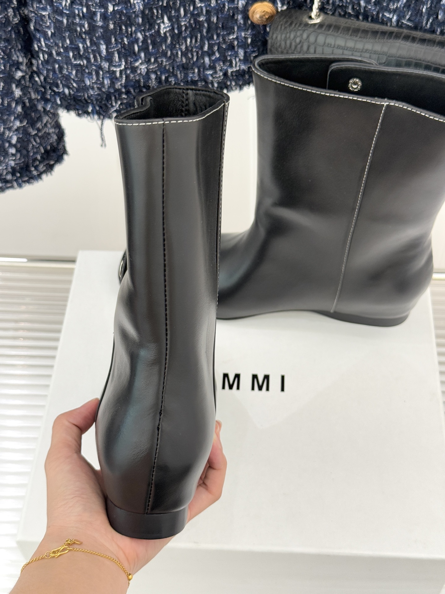 IMMI 25WF新品铆钉方头平底短靴当方头的飒爽撞上铆钉的锐利这款短靴便成了秋冬打破沉闷的“时尚利器”