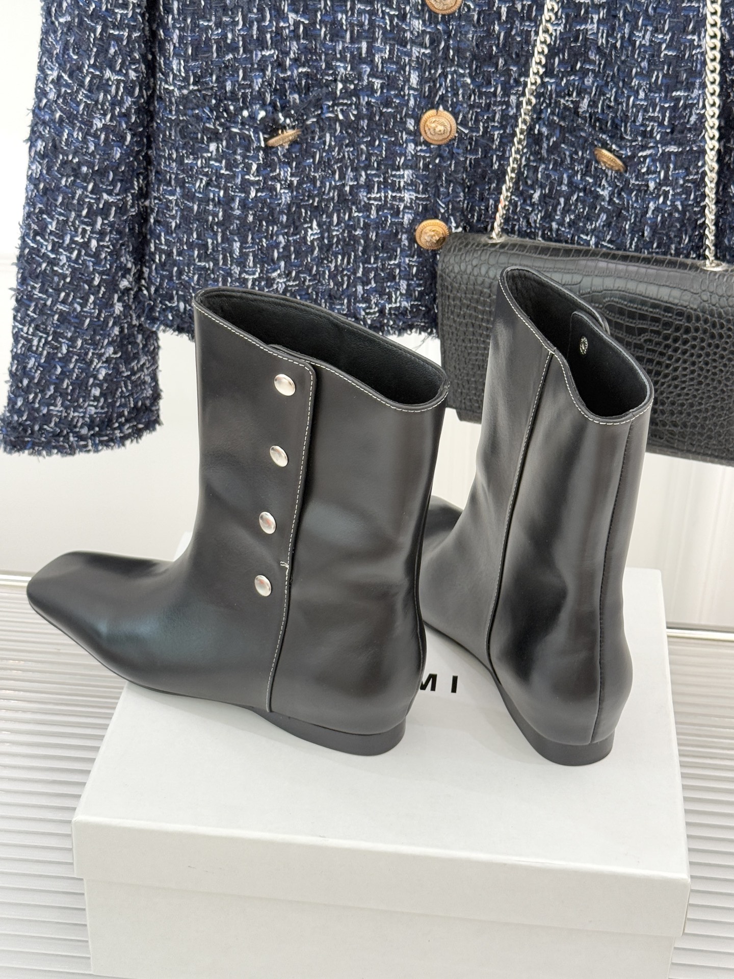 IMMI 25WF新品铆钉方头平底短靴当方头的飒爽撞上铆钉的锐利这款短靴便成了秋冬打破沉闷的“时尚利器”