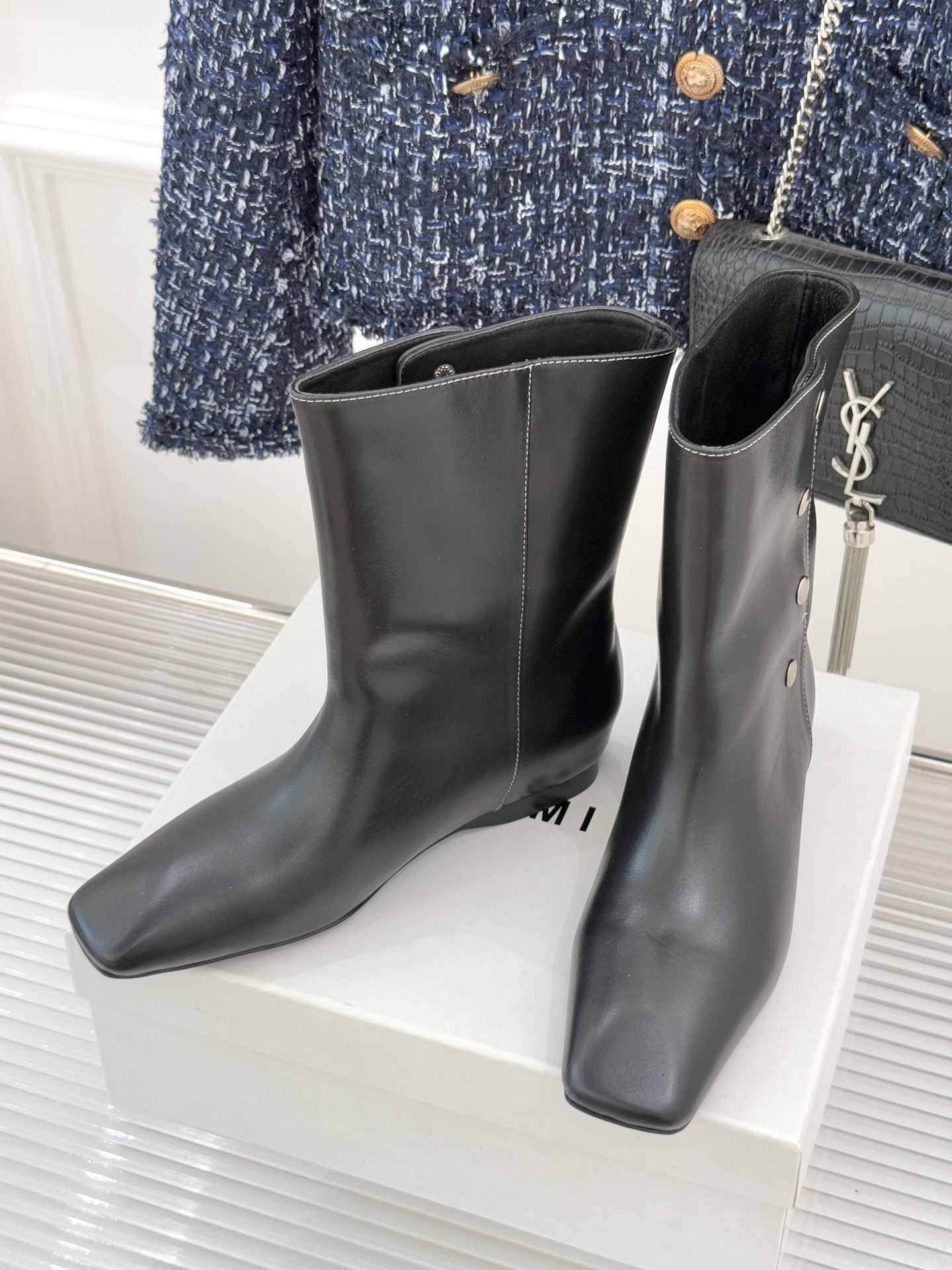 IMMI 25WF新品铆钉方头平底短靴当方头的飒爽撞上铆钉的锐利这款短靴便成了秋冬打破沉闷的“时尚利器”