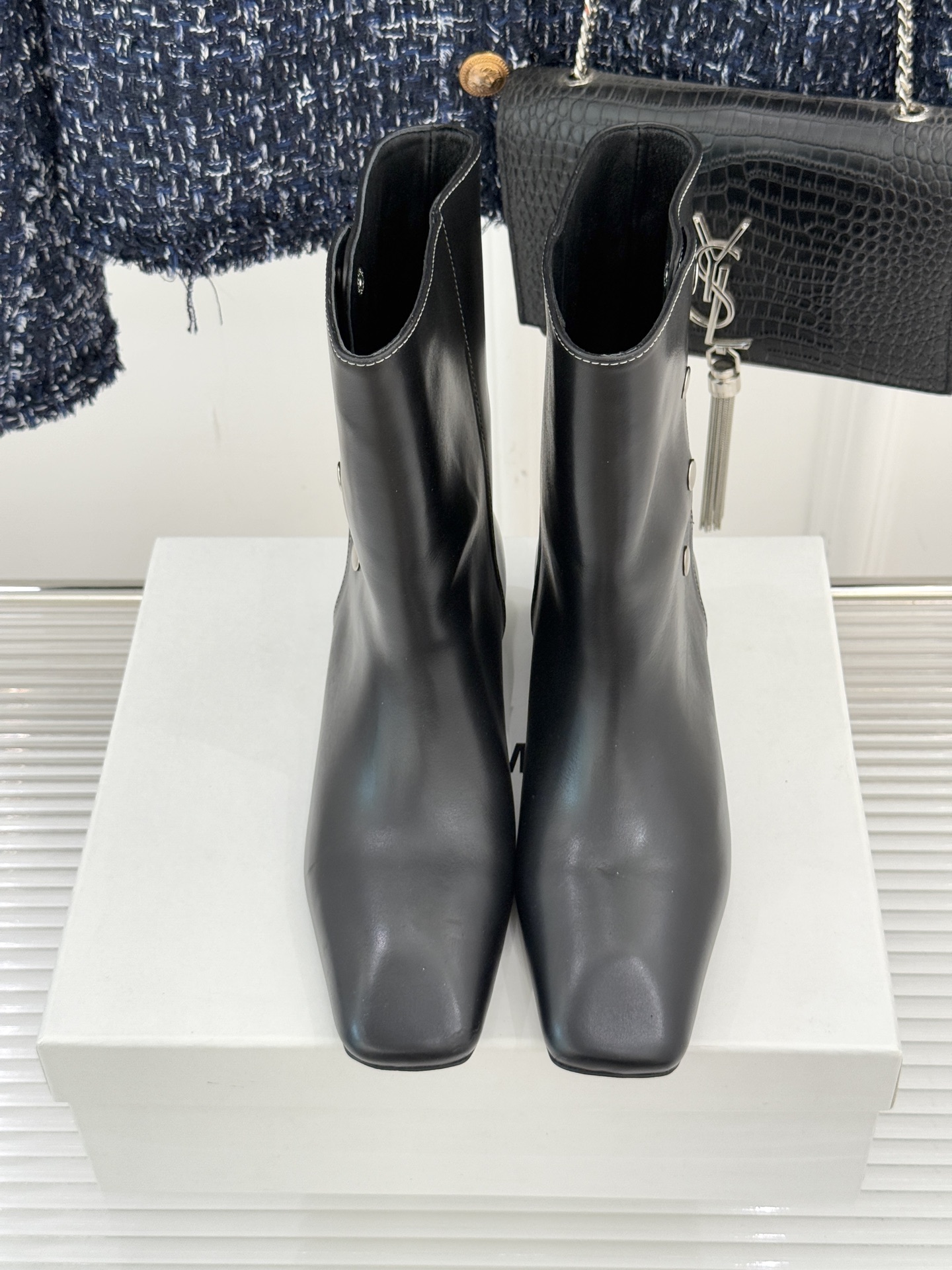 IMMI 25WF新品铆钉方头平底短靴当方头的飒爽撞上铆钉的锐利这款短靴便成了秋冬打破沉闷的“时尚利器”