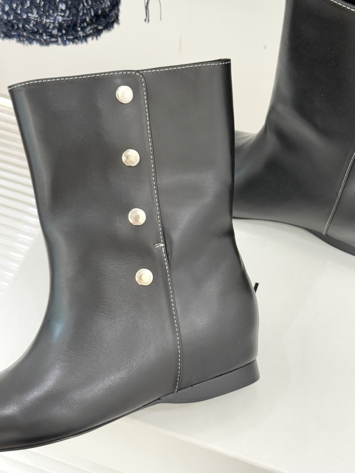 IMMI 25WF新品铆钉方头平底短靴当方头的飒爽撞上铆钉的锐利这款短靴便成了秋冬打破沉闷的“时尚利器”