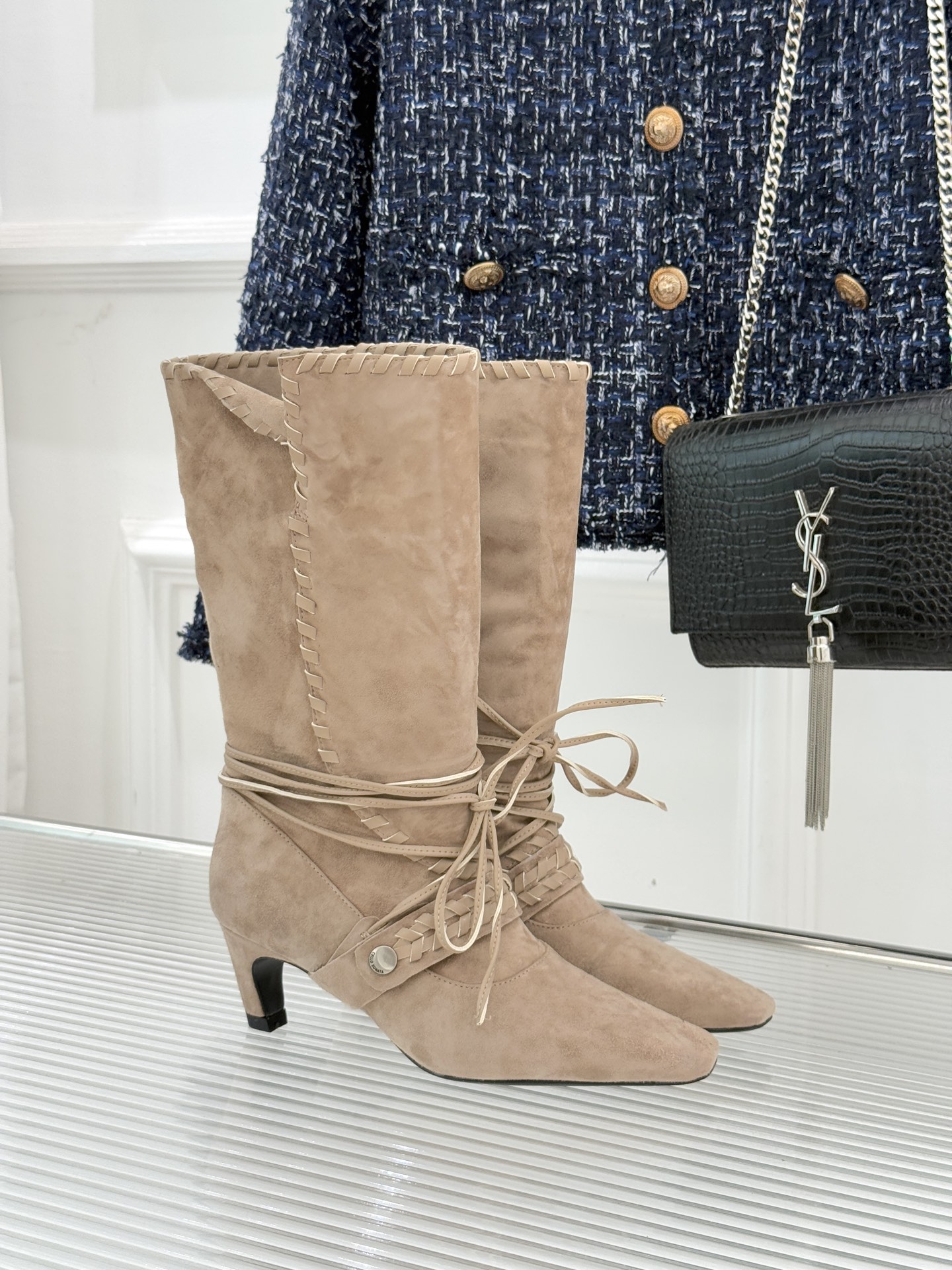 NO:536925,Cello Sonata 25WF new woven straps retro cat heel pile boots When the woven texture collides the retro pile boots, this short boot becomes an elegant carrier for autumn and winter. It is not only shoes, but also the retro aesthetic that can be worn on the feet, making daily outfits instantly jump out of mediocrity. The hand-made woven straps wrap around the shoe body. Each strand of texture is delicate and ingenious. It not only retains the casual slack feeling, but also outlines the thin lines of the ankle with cross design. The iconic pile boot mouth is naturally drooped. It comes with a lazy retro filter that gently wraps the calf and hides the small flaws of the leg shape while adding a bit of French romance. The moderate cat heel height is the finishing touch, but it can quietly lengthen the leg proportions. Whether it is daily commuting to the subway or going to the market on weekends, you can easily hold it. Retro brown, dark green and beige  Adapted to various autumn and winter items such as coats, knitted skirts, jeans, etc. It can inject unique temperament into your look with a gentle texture and a retro tone, making every step elegant and comfortable. The fabric is made of original custom leather, the inner foot pads are all sheepskin, imported Italian leather soles size35-39 (customized by 40/41), boots, boots, skirts, jeans, sheepskin, Leather soles19860909Cello Sonata 25WF新品编织绑带复古 猫跟堆堆靴 当编织的肌理碰撞复古堆堆靴型 这款短靴便成了秋冬的优雅载体 它不只是鞋履 更是能穿在脚上的复古美学 让日常穿搭瞬间跳出平庸. 手工感编织绑带缠绕鞋身 每一缕纹理都透着细腻匠心 既保留了随性松弛感 又用交叉设计勾勒出脚踝的纤细线条 标志性的堆堆靴口自然垂坠 自带慵懒复古滤镜 轻轻包裹小腿 藏住腿型小瑕疵的同时 更添几分法式浪漫. 适中的猫跟高度是点睛之笔 却能悄悄拉长腿部比例 无论是日常通勤赶地铁 还是周末逛市集都能轻松hold住. 复古棕、墨绿、米白三种经典色 适配大衣、针织裙、牛仔裤等多种秋冬单品 它都能以温柔的质感和复古的腔调 为你的造型注入独特气质 让每一步都走得优雅又自在. 面料采用原版定制皮料 内里垫脚均为羊皮 意大利进口真皮大底 size35-39（40/41定制）,靴子,boots,skirts,jeans,sheepskin,Leather soles,Women's Shoes