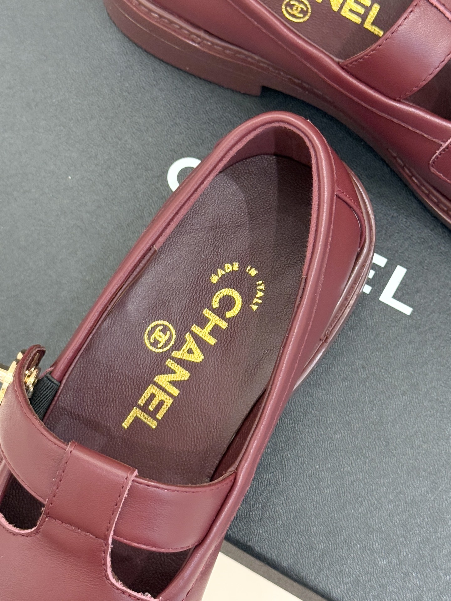 CHANE*|小香25K双C书包扣T字带乐福鞋当T字带的利落线条缠绕书包扣的复古质感这款乐福鞋便成了经典