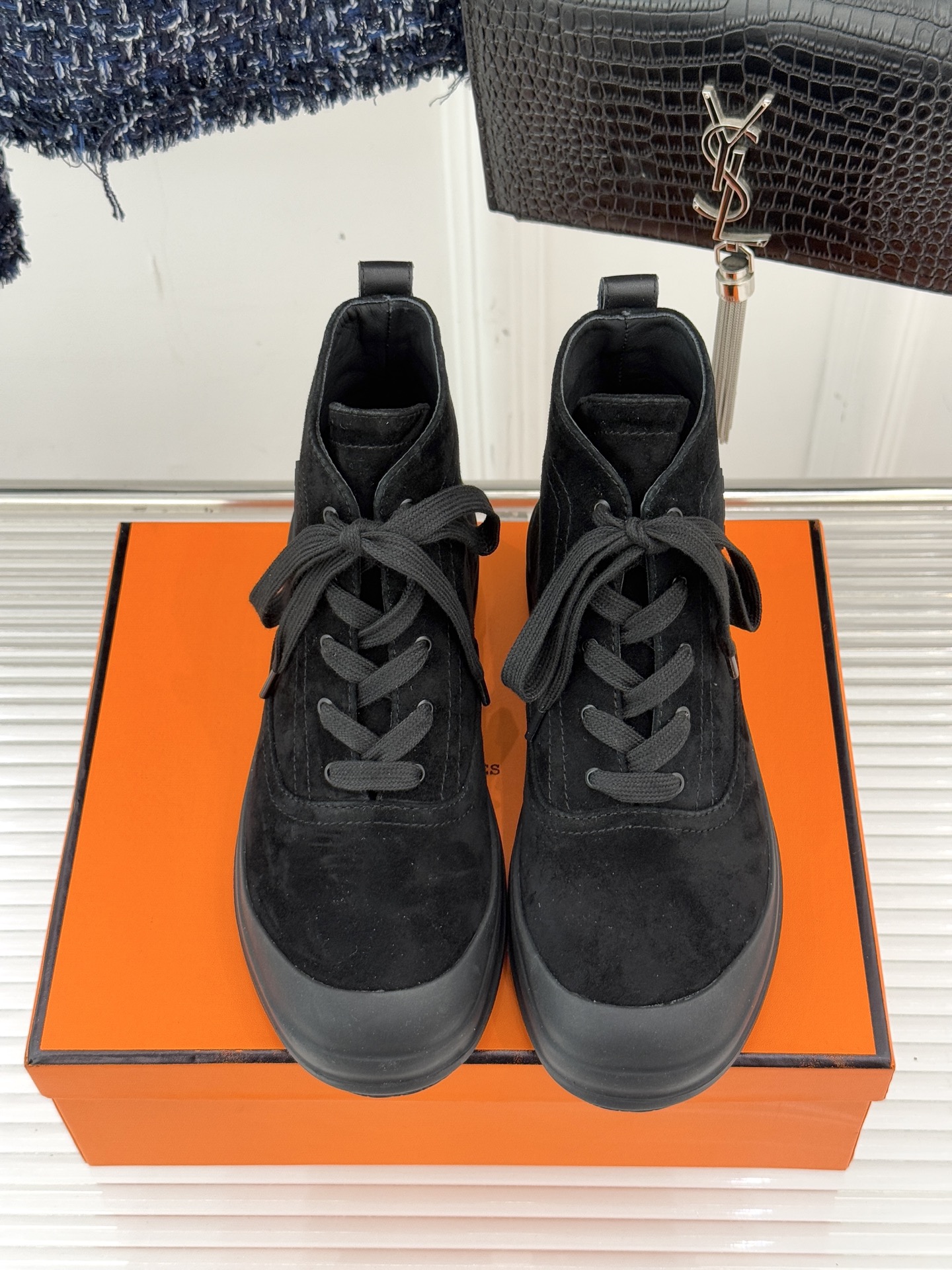 Hermès/爱马仕25WF新品Kooler休闲短靴这双短靴是时尚与舒适的完美杰作系带设计巧妙又独特 不