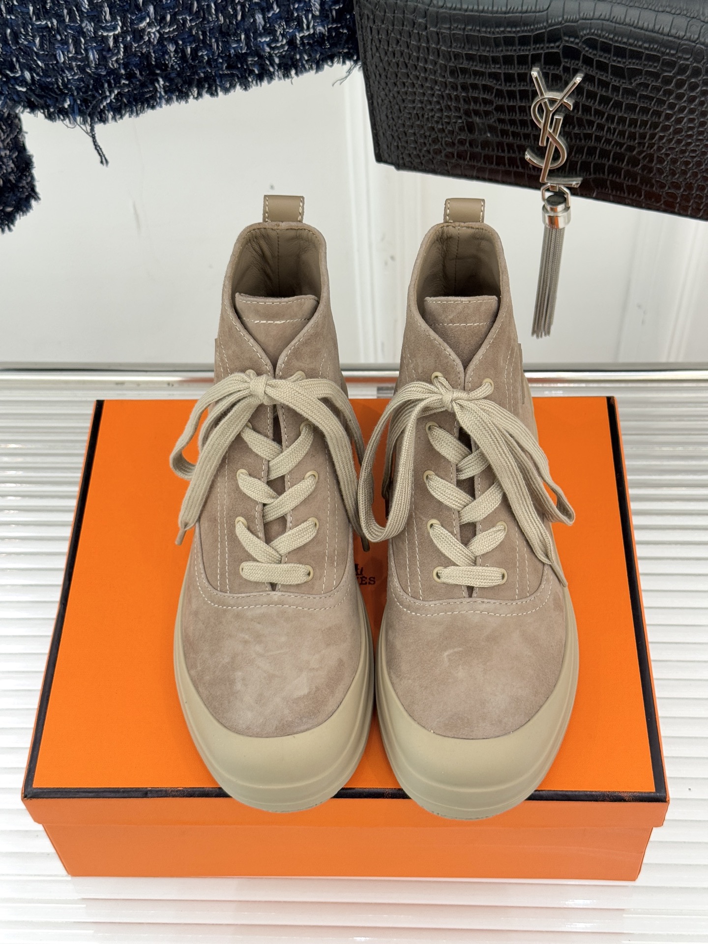 Hermès/爱马仕25WF新品Kooler休闲短靴这双短靴是时尚与舒适的完美杰作系带设计巧妙又独特 不