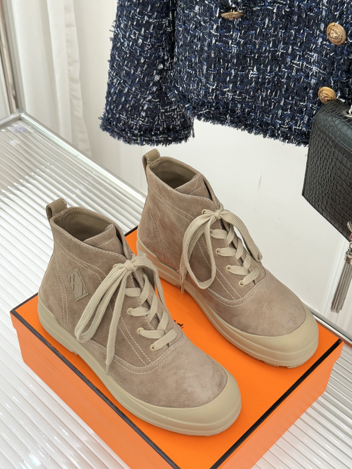 Hermès/爱马仕25WF新品Kooler休闲短靴这双短靴是时尚与舒适的完美杰作系带设计巧妙又独特 不