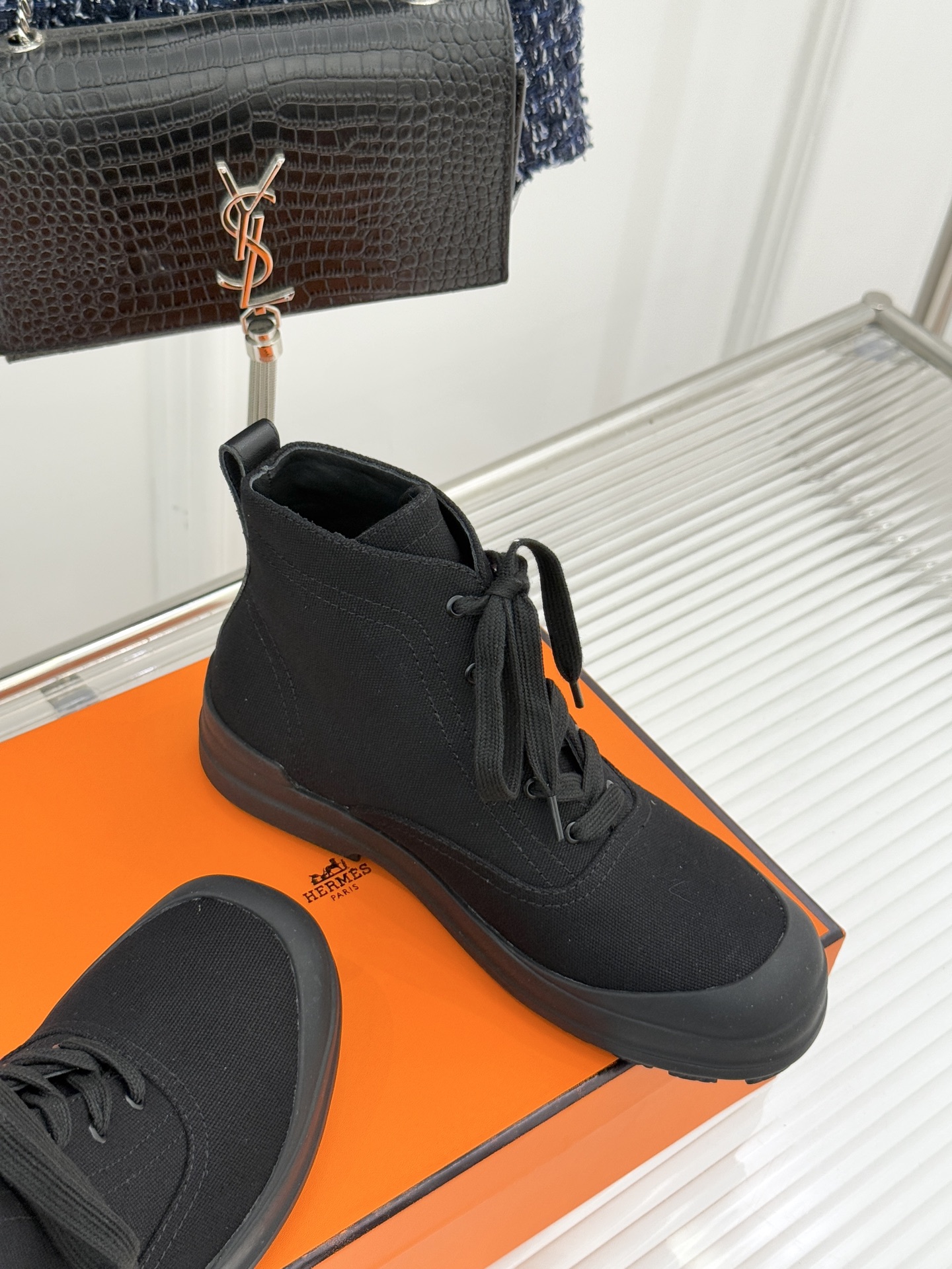 Hermès/爱马仕25WF新品Kooler休闲短靴这双短靴是时尚与舒适的完美杰作系带设计巧妙又独特 不