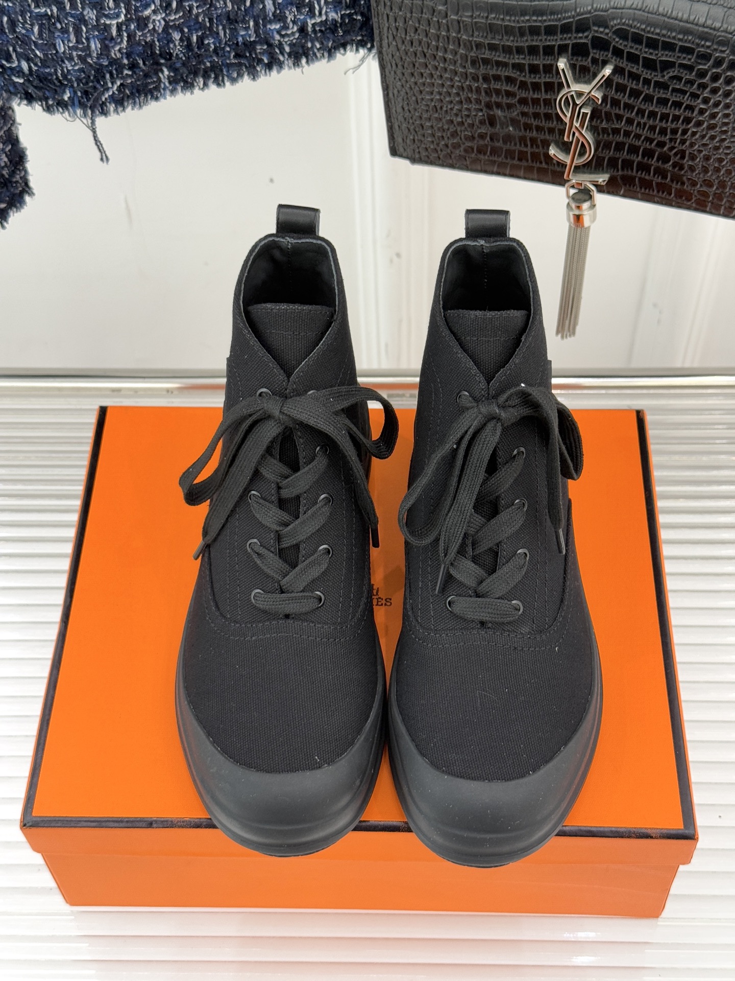 Hermès/爱马仕25WF新品Kooler休闲短靴这双短靴是时尚与舒适的完美杰作系带设计巧妙又独特 不