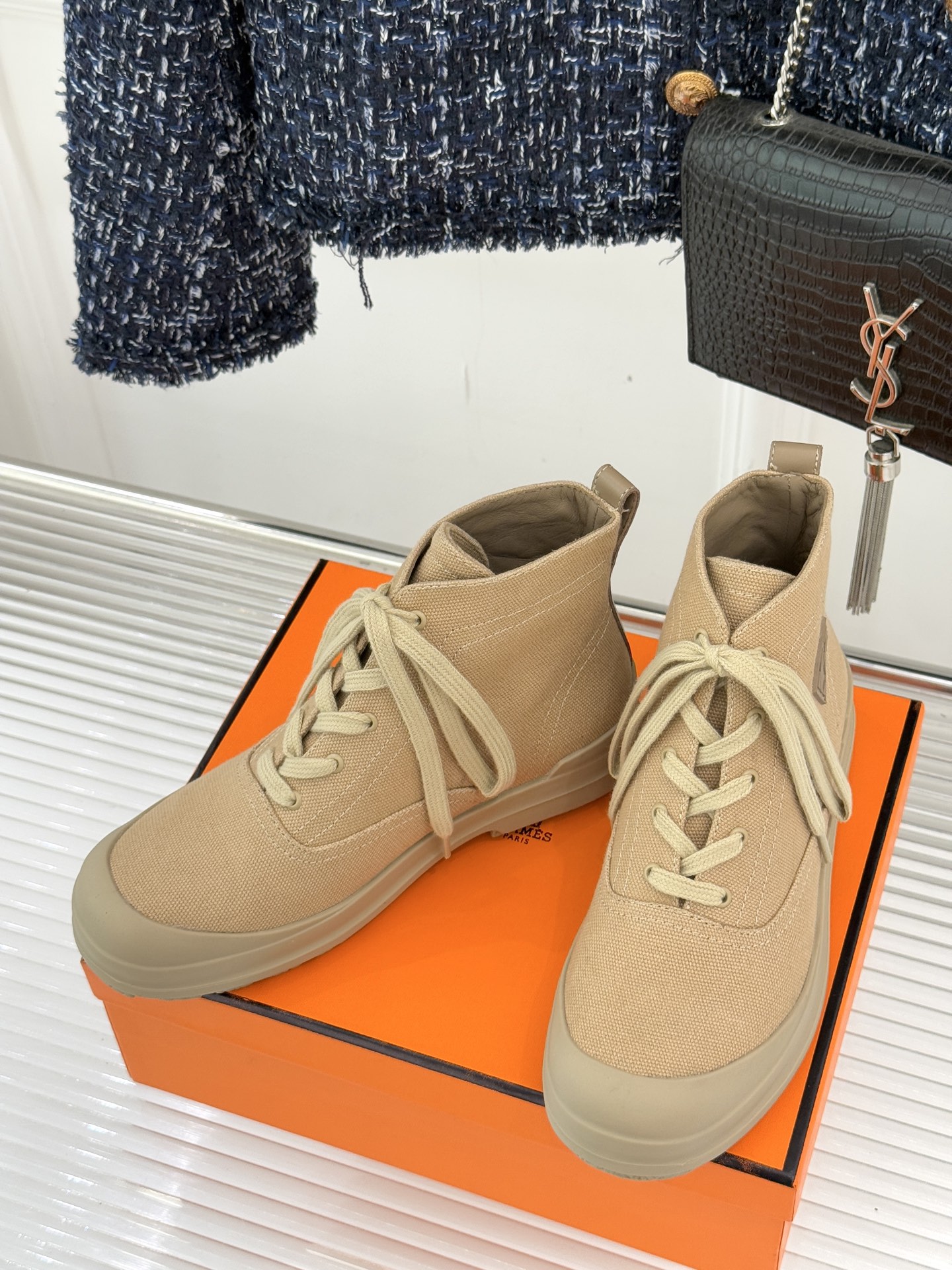 Hermès/爱马仕25WF新品Kooler休闲短靴这双短靴是时尚与舒适的完美杰作系带设计巧妙又独特 不