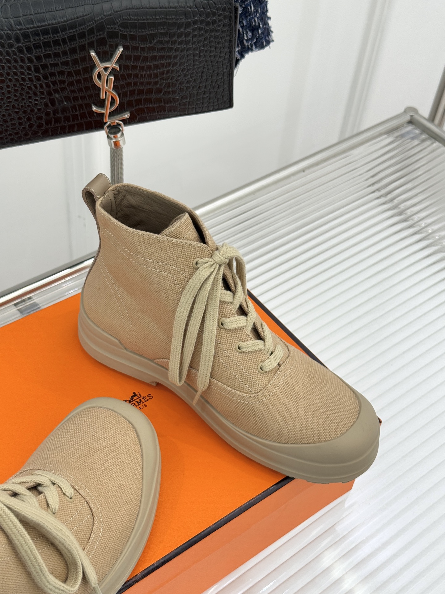 Hermès/爱马仕25WF新品Kooler休闲短靴这双短靴是时尚与舒适的完美杰作系带设计巧妙又独特 不