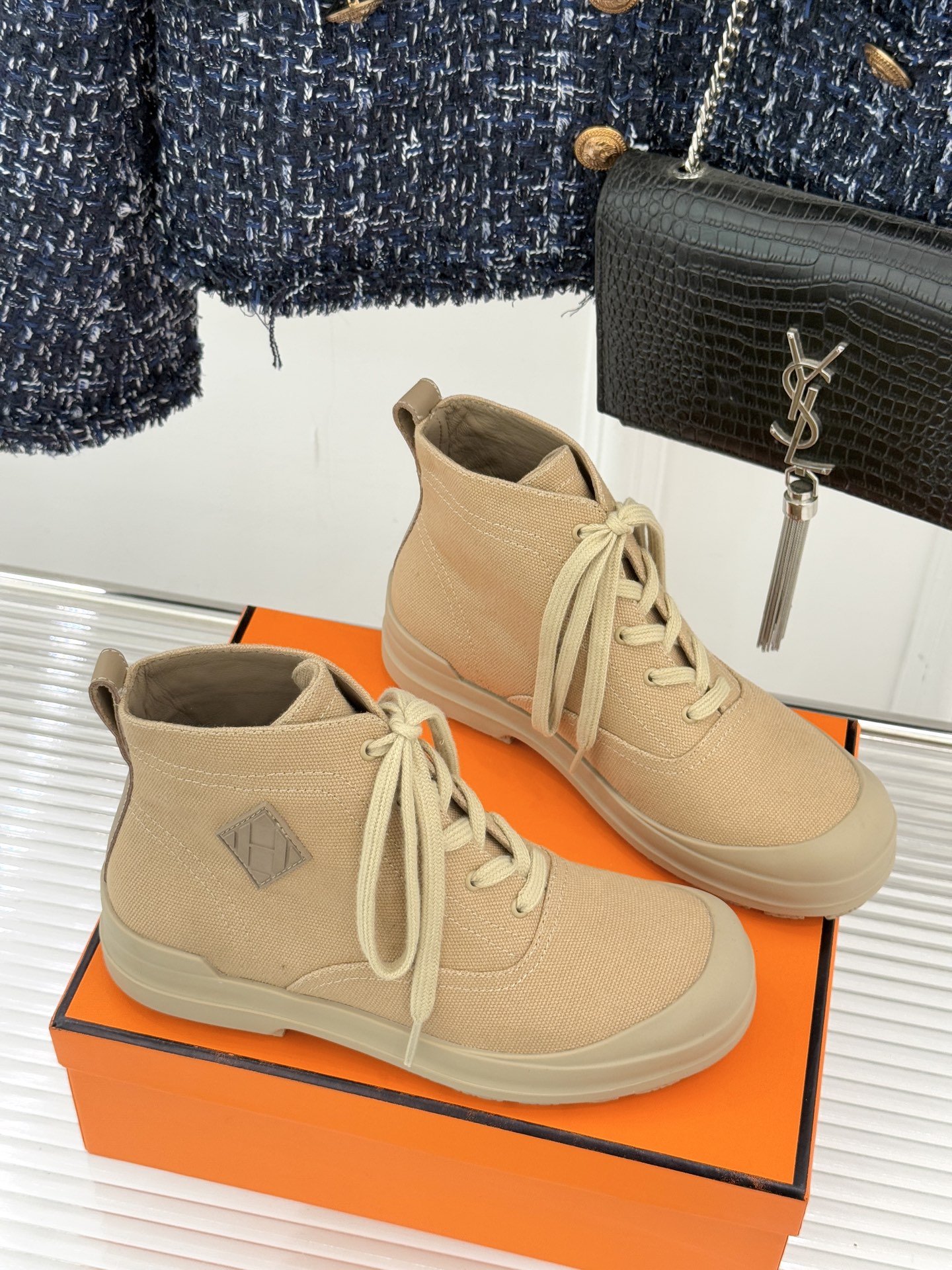 Hermès/爱马仕25WF新品Kooler休闲短靴这双短靴是时尚与舒适的完美杰作系带设计巧妙又独特 不