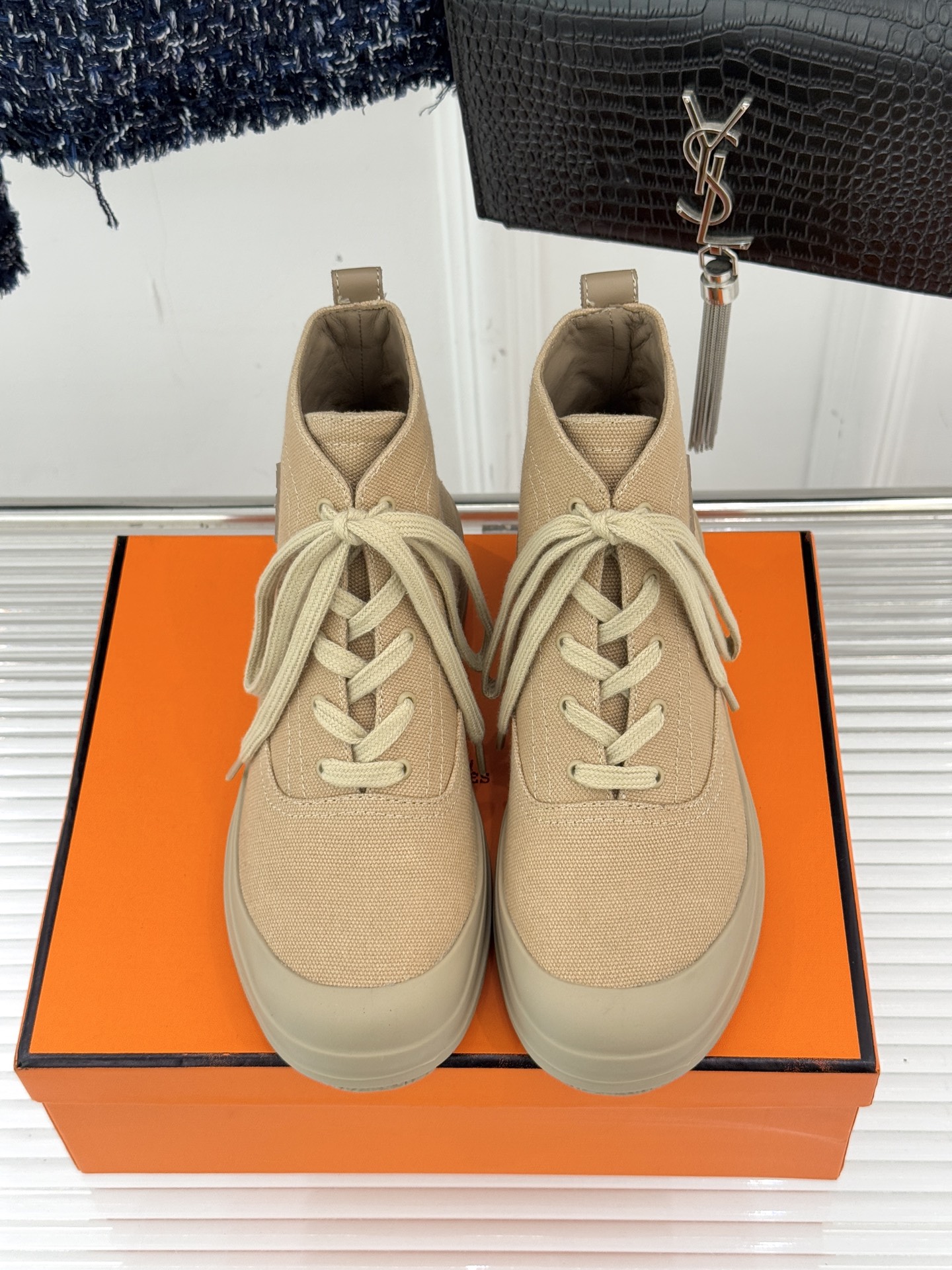 Hermès/爱马仕25WF新品Kooler休闲短靴这双短靴是时尚与舒适的完美杰作系带设计巧妙又独特 不