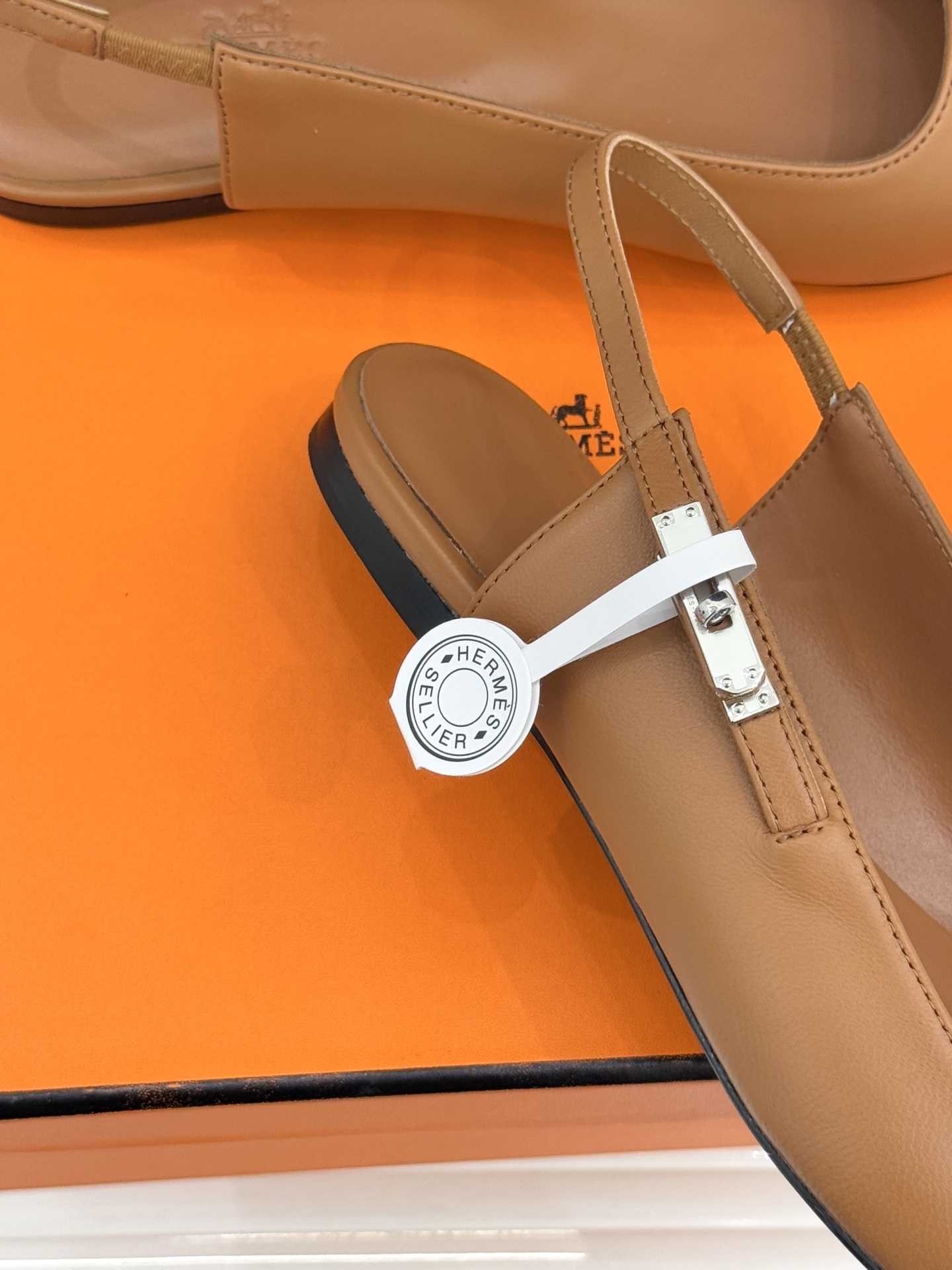 Hermès/爱马仕经典Kelly扣后空尖头平底凉鞋法式慵懒与奢华格调完美融合成为了众多时髦精的出街新宠
