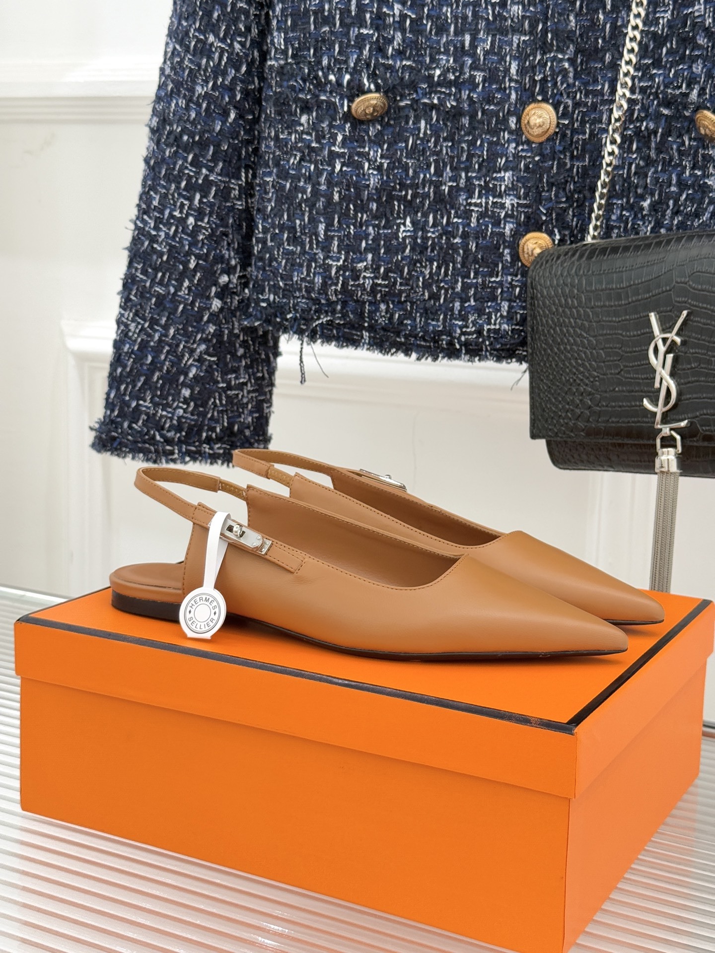 Hermès/爱马仕经典Kelly扣后空尖头平底凉鞋法式慵懒与奢华格调完美融合成为了众多时髦精的出街新宠
