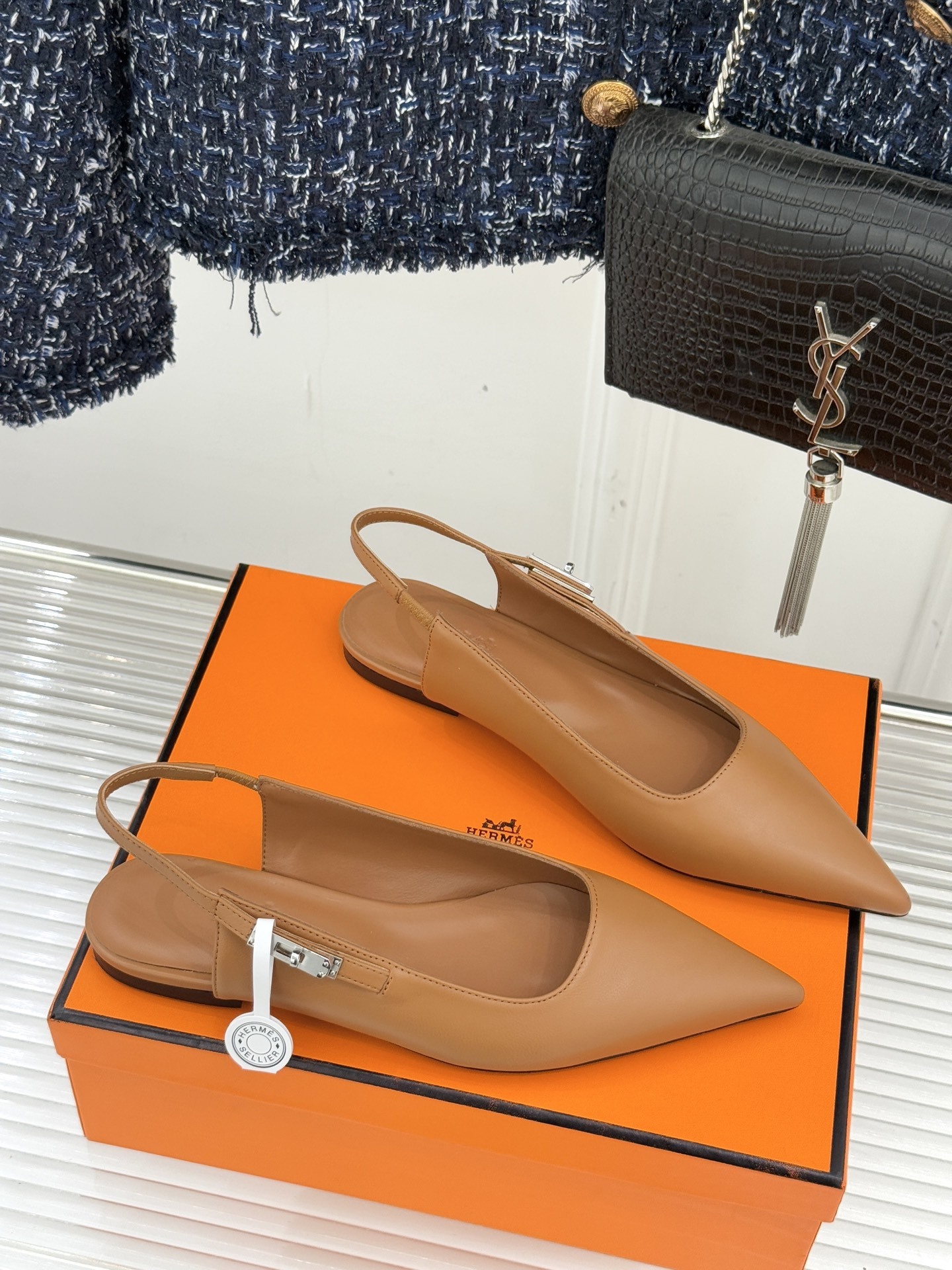 Hermès/爱马仕经典Kelly扣后空尖头平底凉鞋法式慵懒与奢华格调完美融合成为了众多时髦精的出街新宠