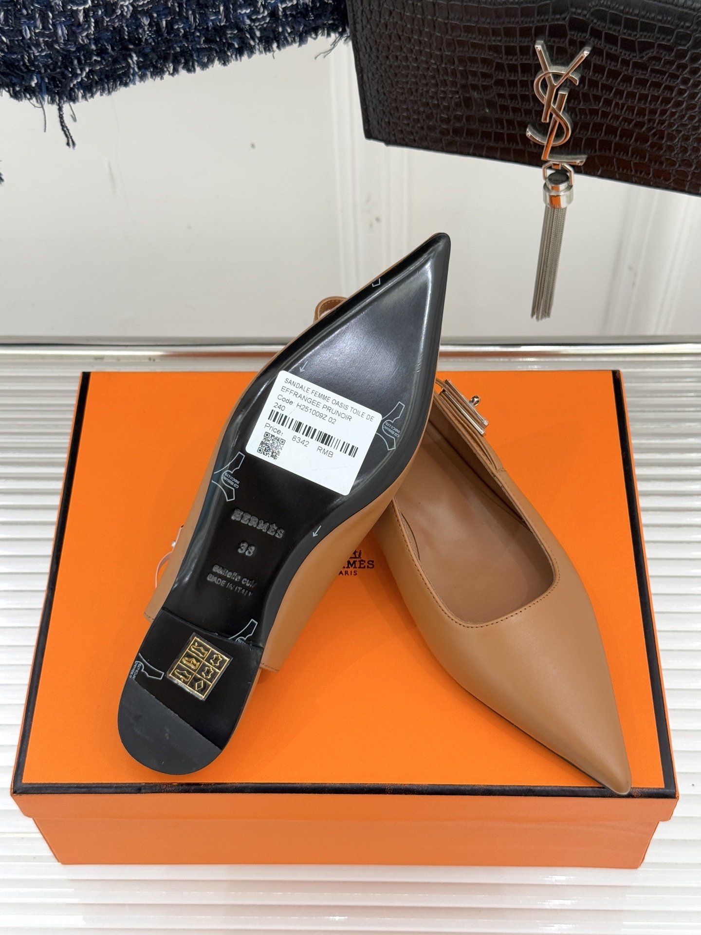 Hermès/爱马仕经典Kelly扣后空尖头平底凉鞋法式慵懒与奢华格调完美融合成为了众多时髦精的出街新宠