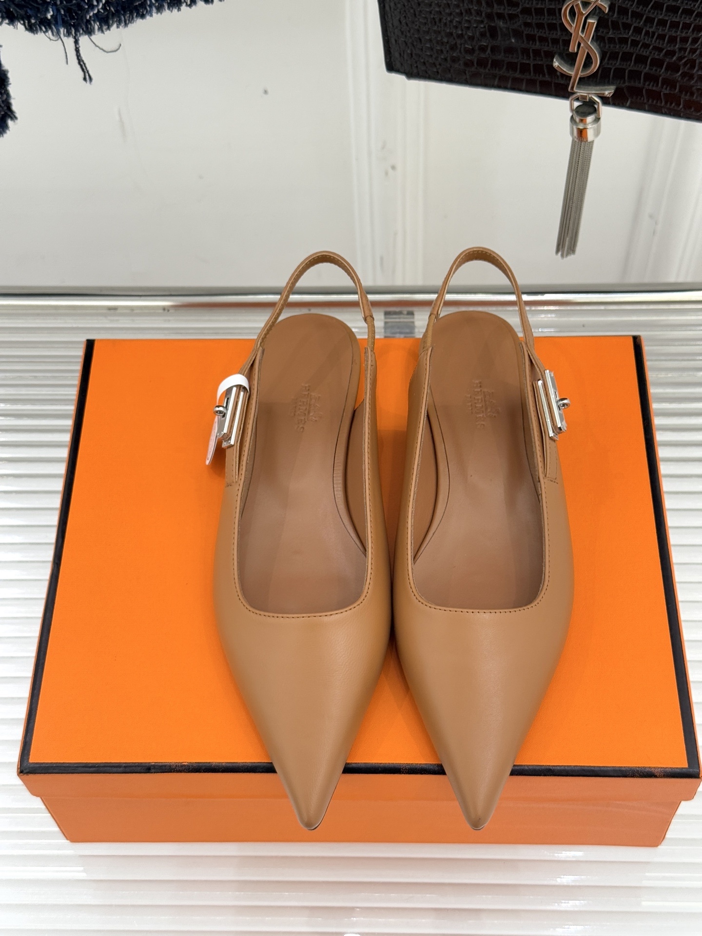 Hermès/爱马仕经典Kelly扣后空尖头平底凉鞋法式慵懒与奢华格调完美融合成为了众多时髦精的出街新宠