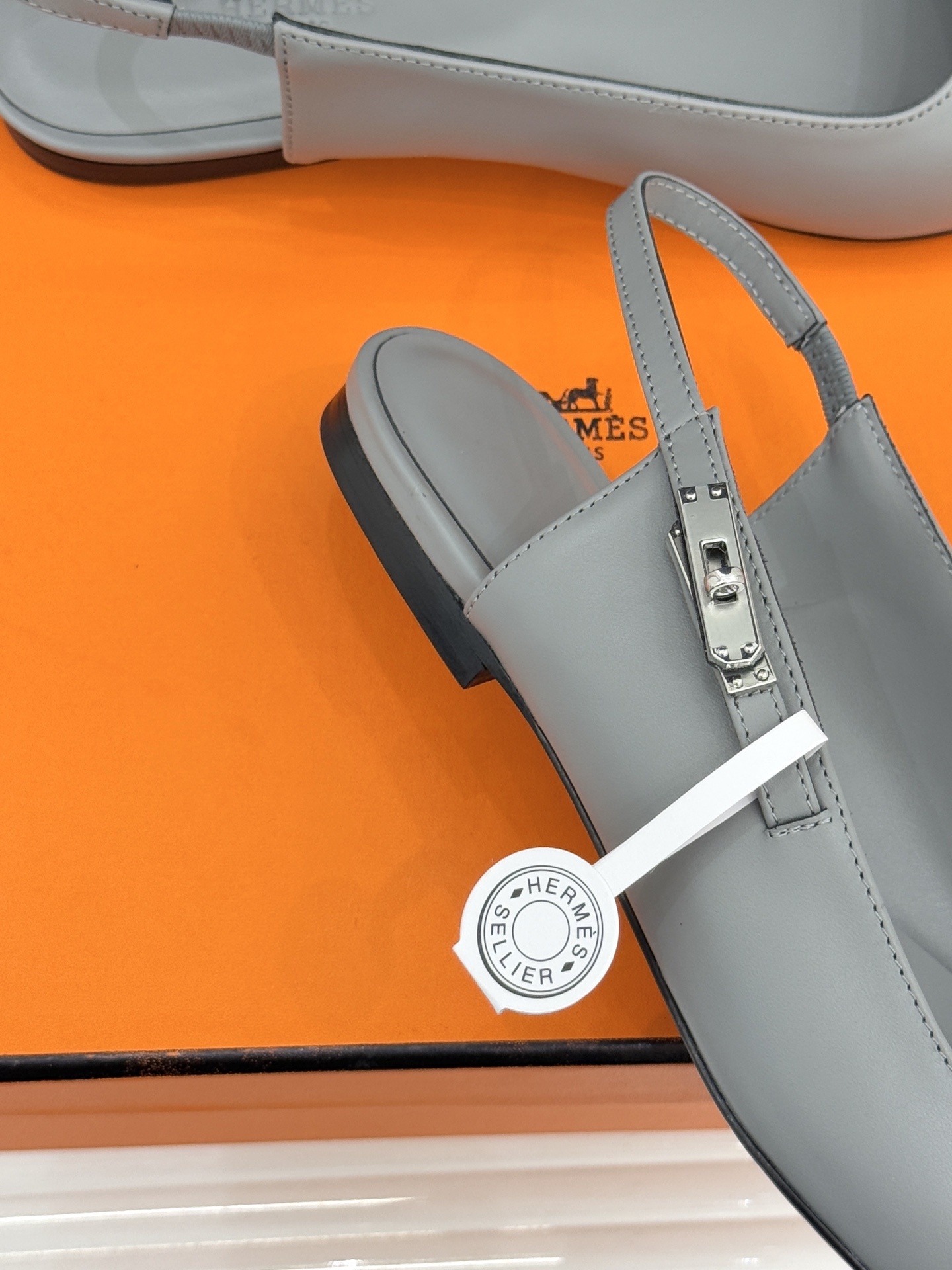 Hermès/爱马仕经典Kelly扣后空尖头平底凉鞋法式慵懒与奢华格调完美融合成为了众多时髦精的出街新宠