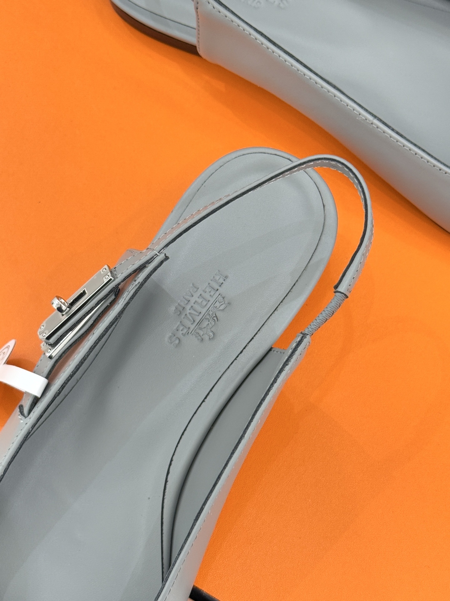 Hermès/爱马仕经典Kelly扣后空尖头平底凉鞋法式慵懒与奢华格调完美融合成为了众多时髦精的出街新宠