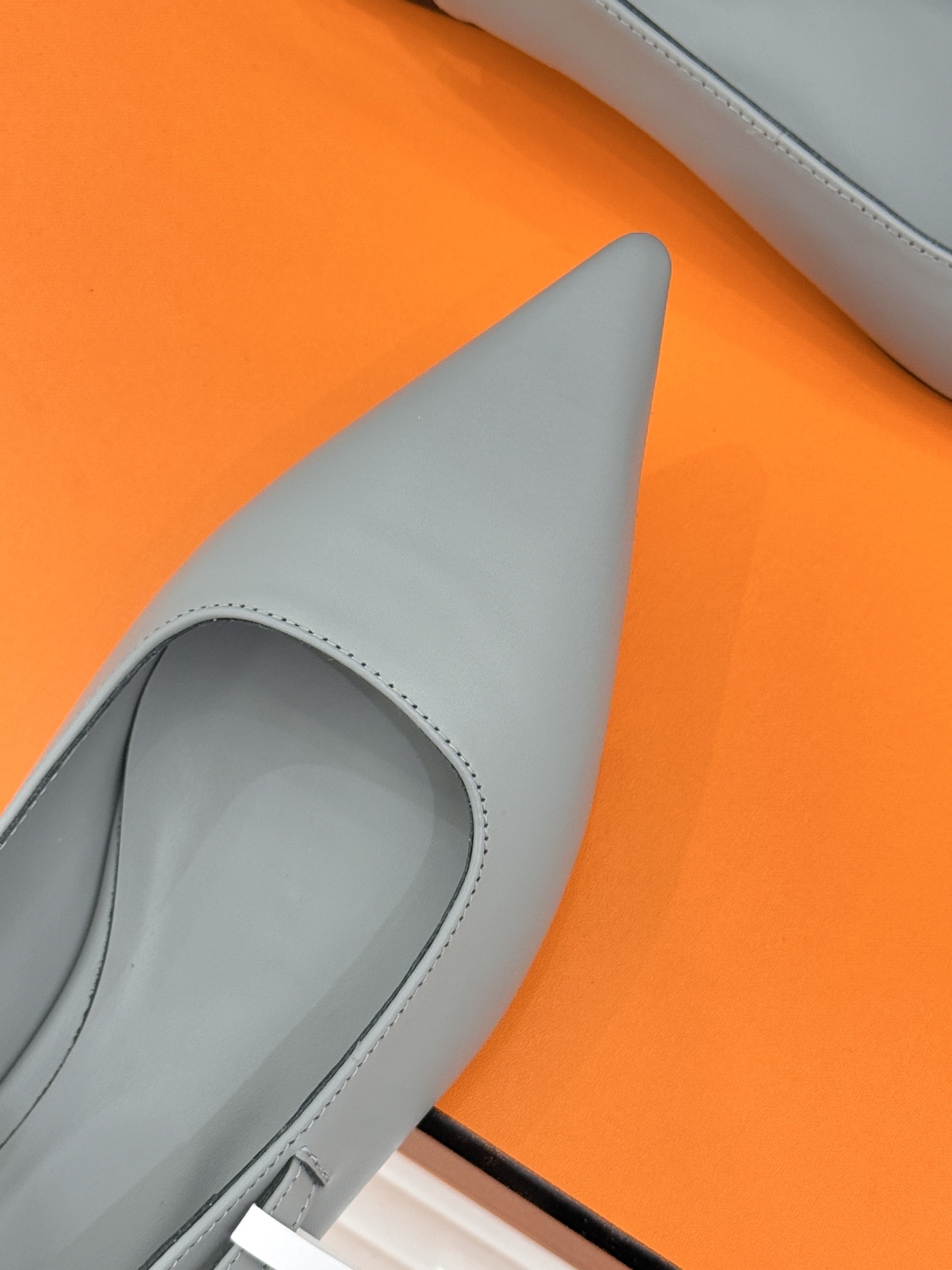 Hermès/爱马仕经典Kelly扣后空尖头平底凉鞋法式慵懒与奢华格调完美融合成为了众多时髦精的出街新宠