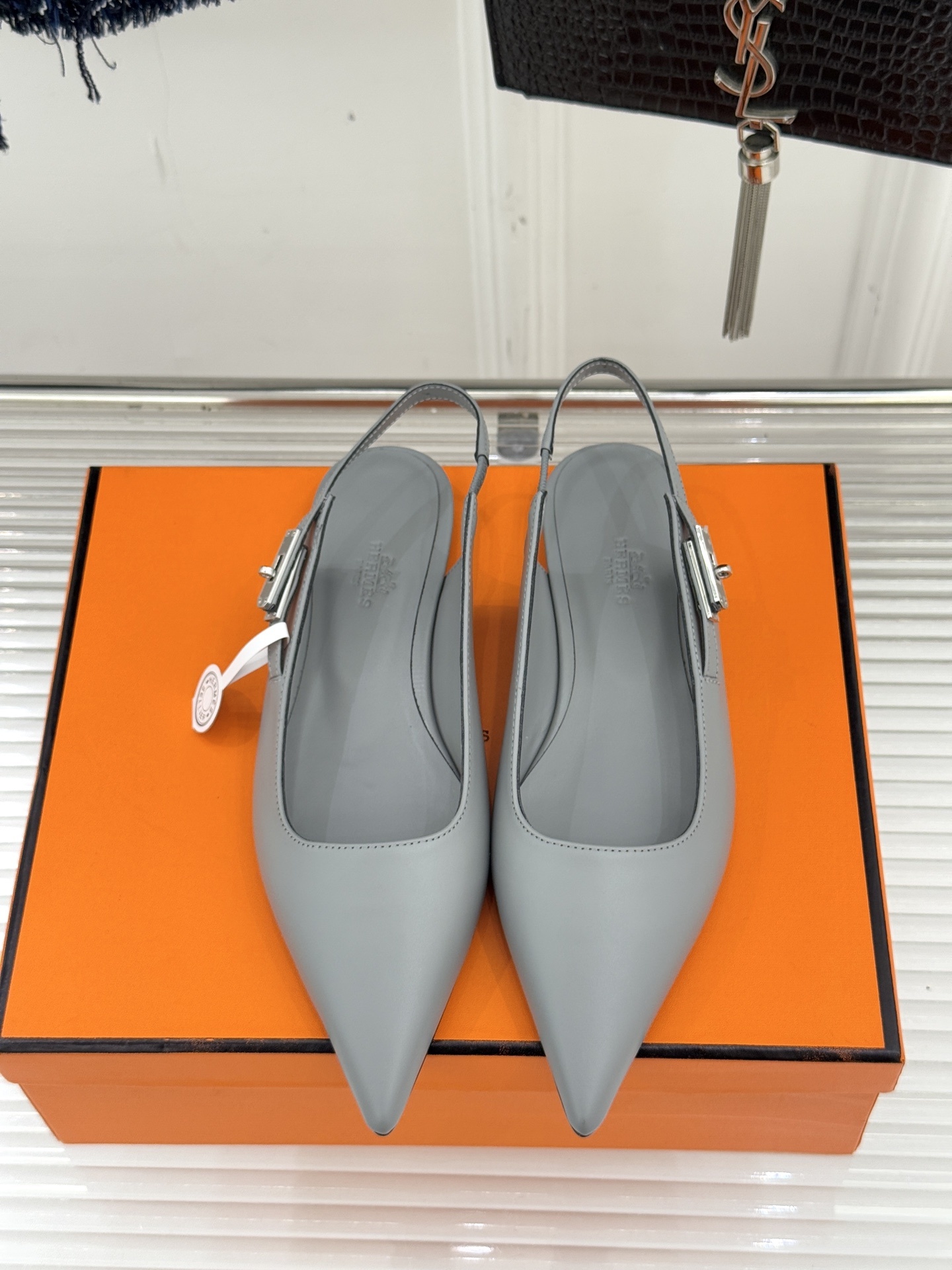 Hermès/爱马仕经典Kelly扣后空尖头平底凉鞋法式慵懒与奢华格调完美融合成为了众多时髦精的出街新宠