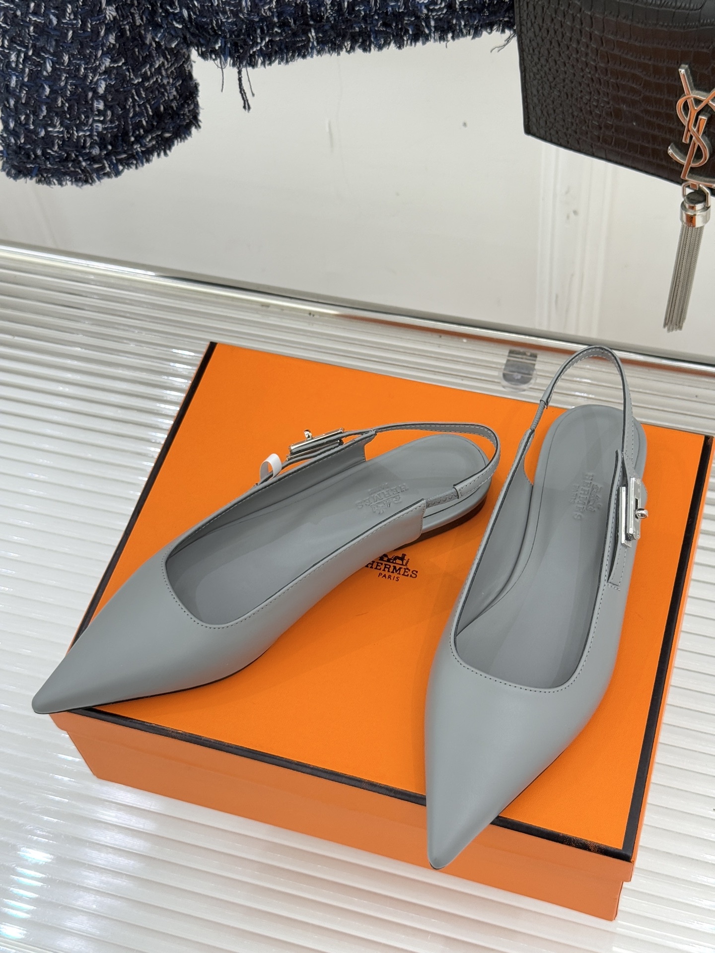 Hermès/爱马仕经典Kelly扣后空尖头平底凉鞋法式慵懒与奢华格调完美融合成为了众多时髦精的出街新宠
