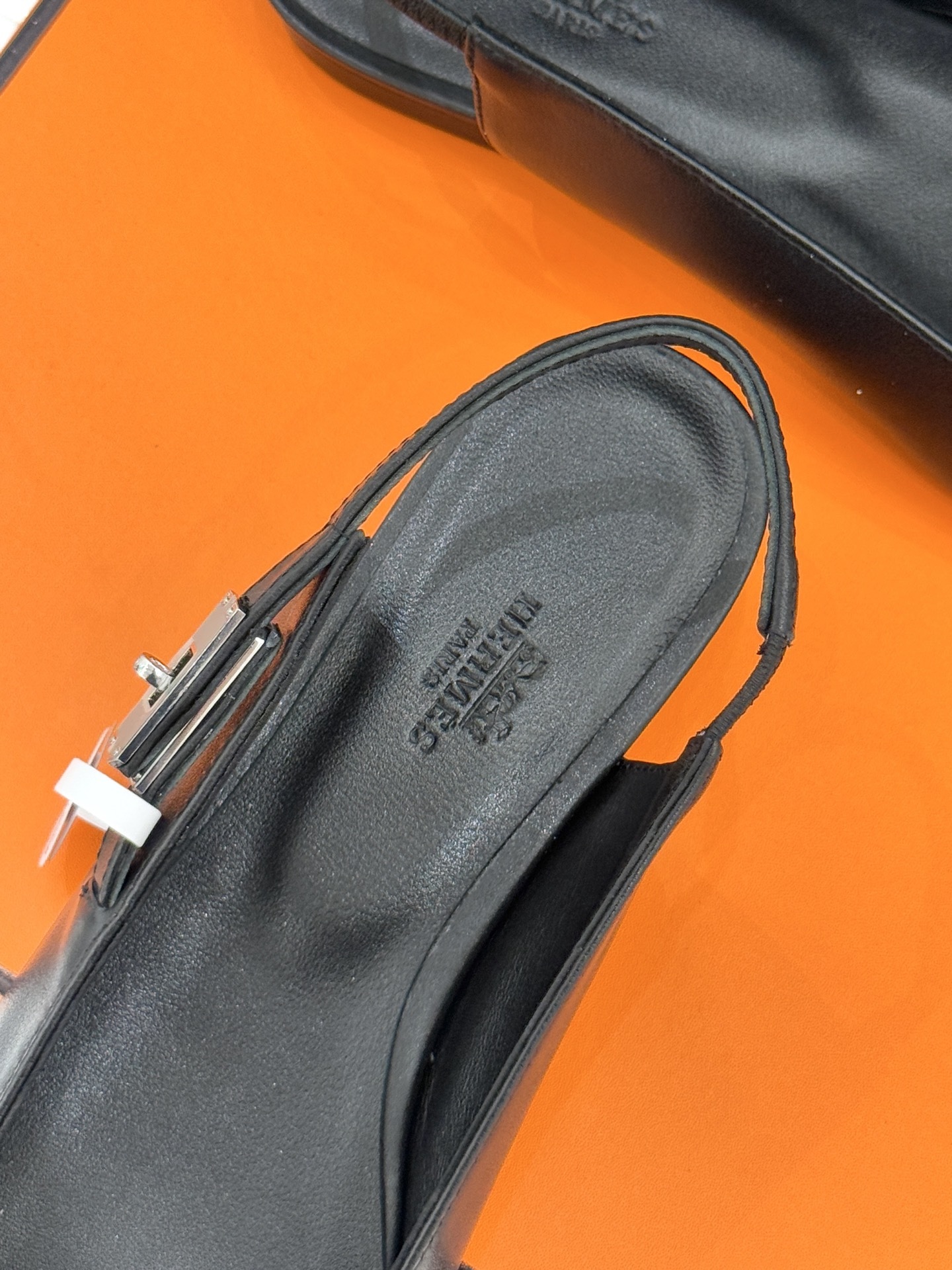 Hermès/爱马仕经典Kelly扣后空尖头平底凉鞋法式慵懒与奢华格调完美融合成为了众多时髦精的出街新宠