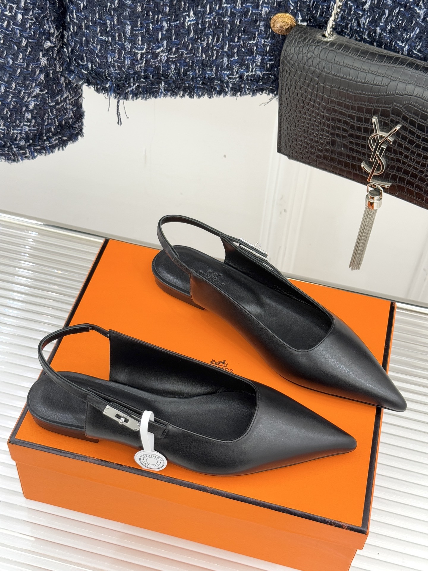 Hermès/爱马仕经典Kelly扣后空尖头平底凉鞋法式慵懒与奢华格调完美融合成为了众多时髦精的出街新宠