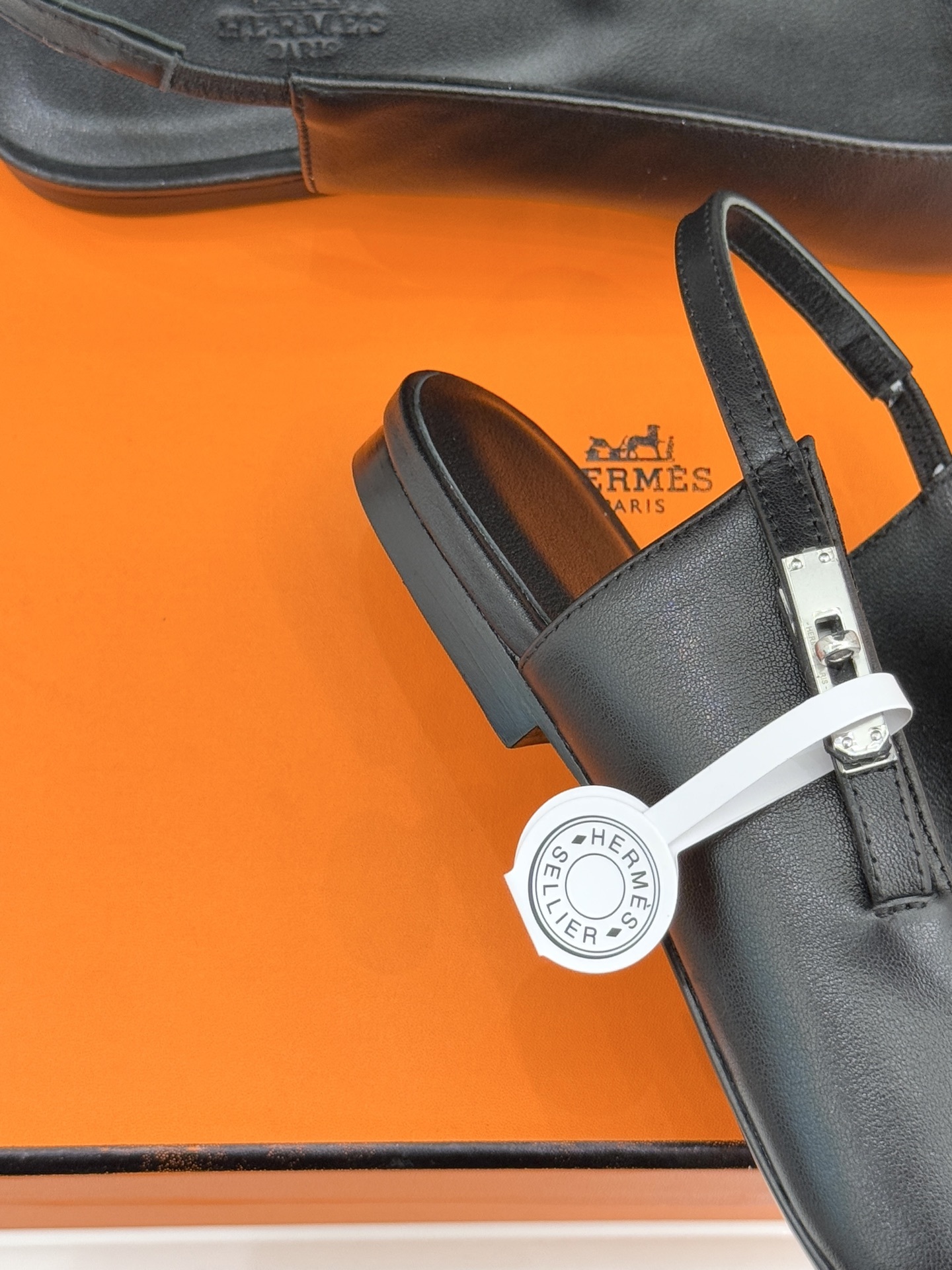 Hermès/爱马仕经典Kelly扣后空尖头平底凉鞋法式慵懒与奢华格调完美融合成为了众多时髦精的出街新宠