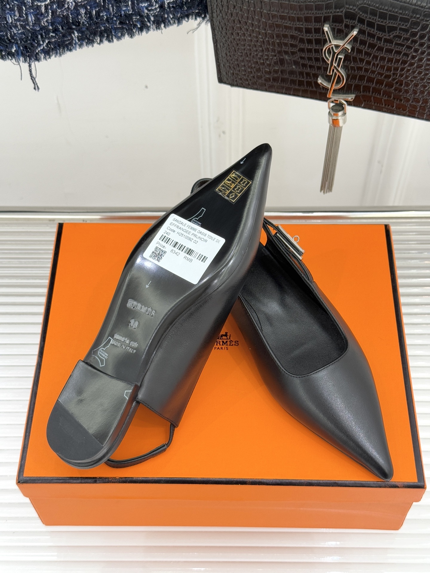 Hermès/爱马仕经典Kelly扣后空尖头平底凉鞋法式慵懒与奢华格调完美融合成为了众多时髦精的出街新宠