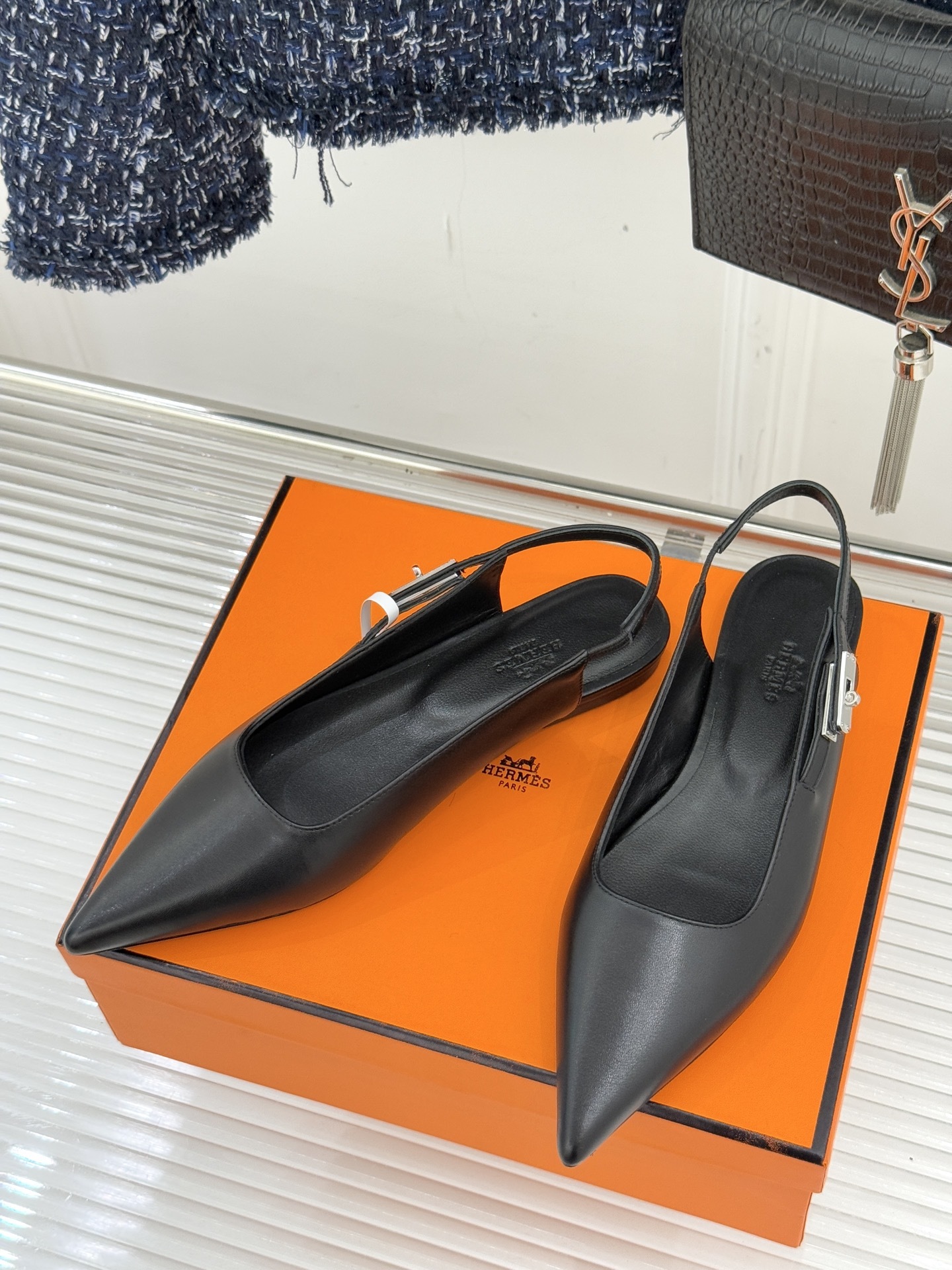 Hermès/爱马仕经典Kelly扣后空尖头平底凉鞋法式慵懒与奢华格调完美融合成为了众多时髦精的出街新宠