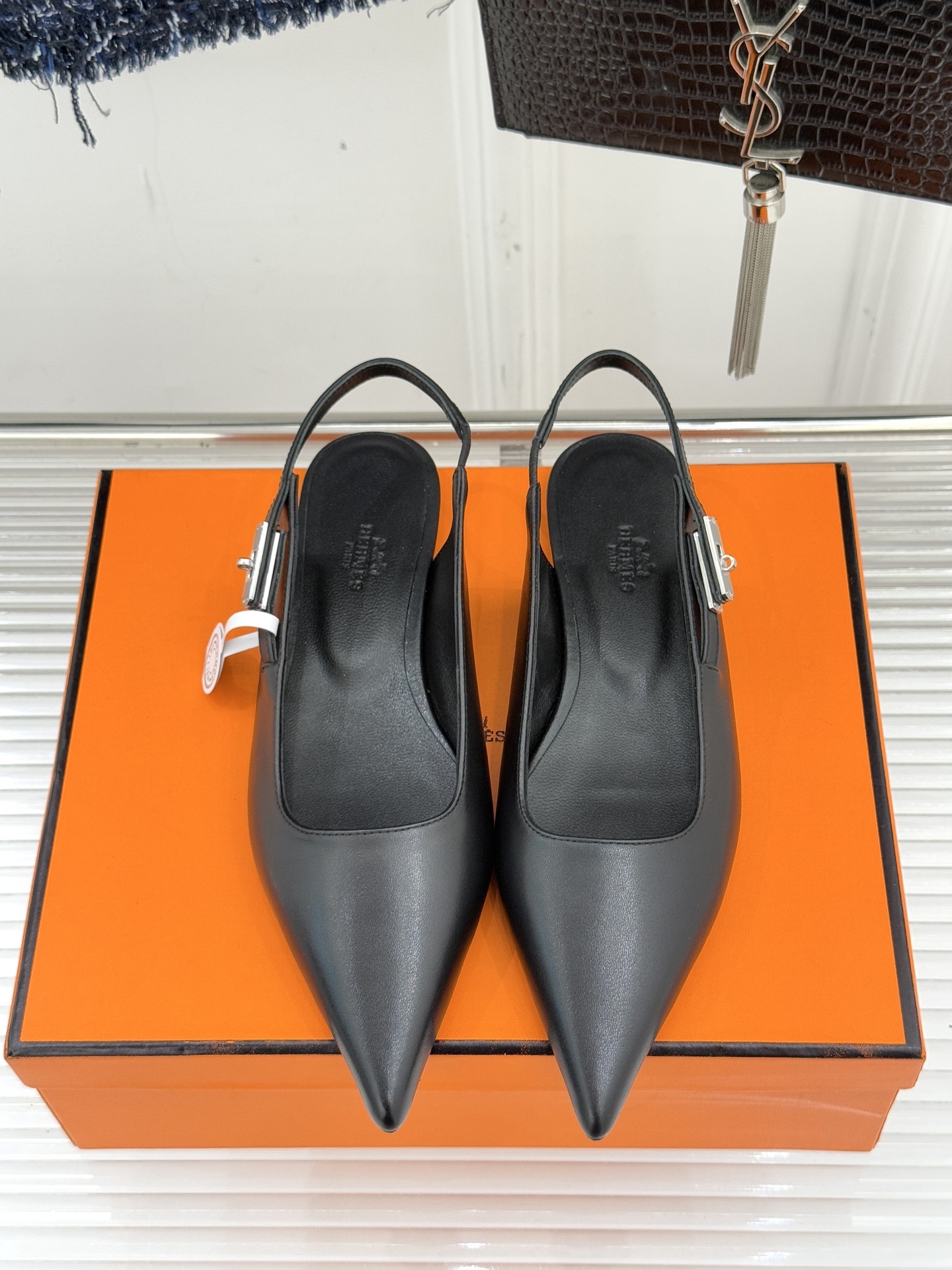 Hermès/爱马仕经典Kelly扣后空尖头平底凉鞋法式慵懒与奢华格调完美融合成为了众多时髦精的出街新宠