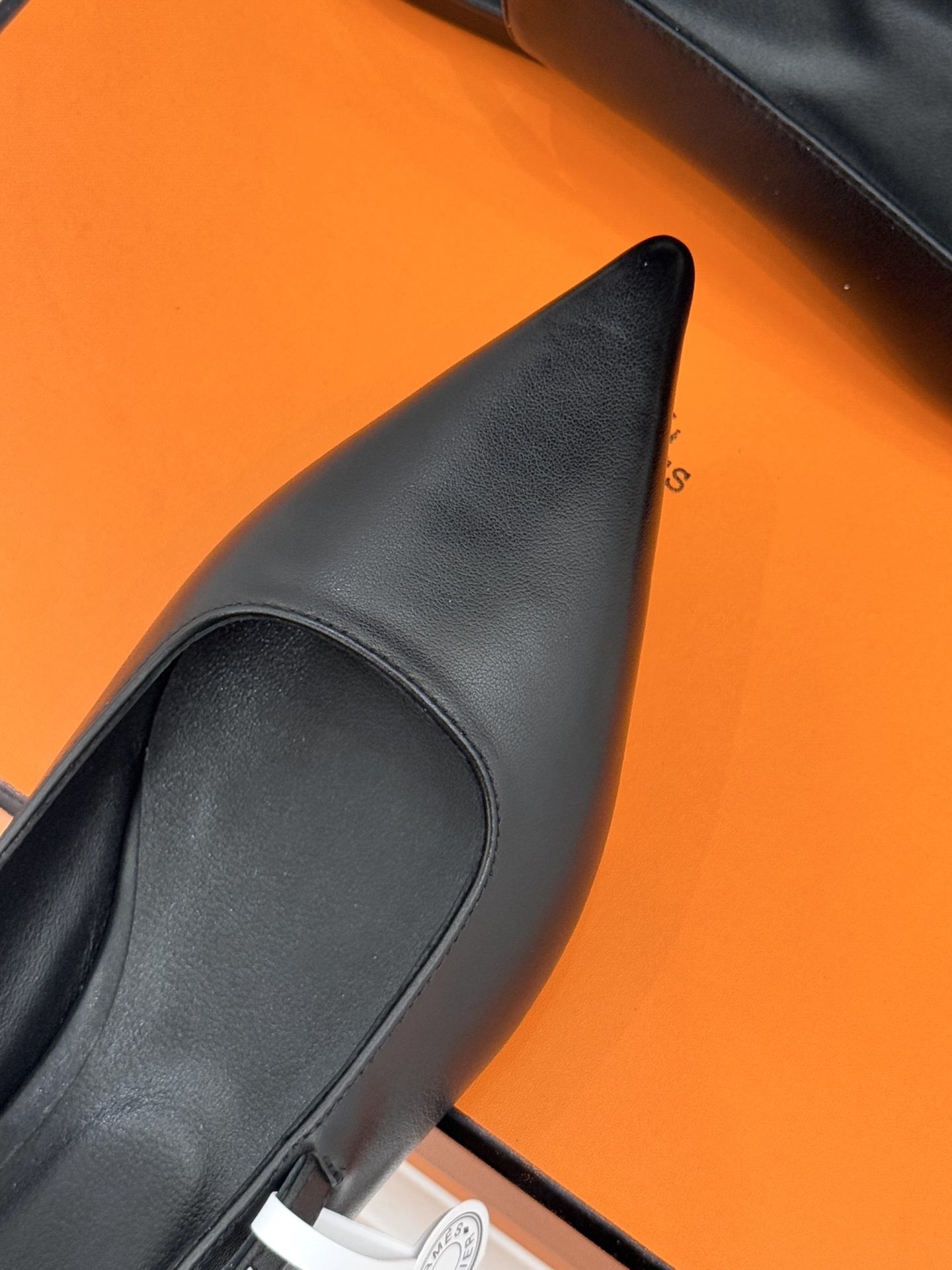 Hermès/爱马仕经典Kelly扣后空尖头平底凉鞋法式慵懒与奢华格调完美融合成为了众多时髦精的出街新宠