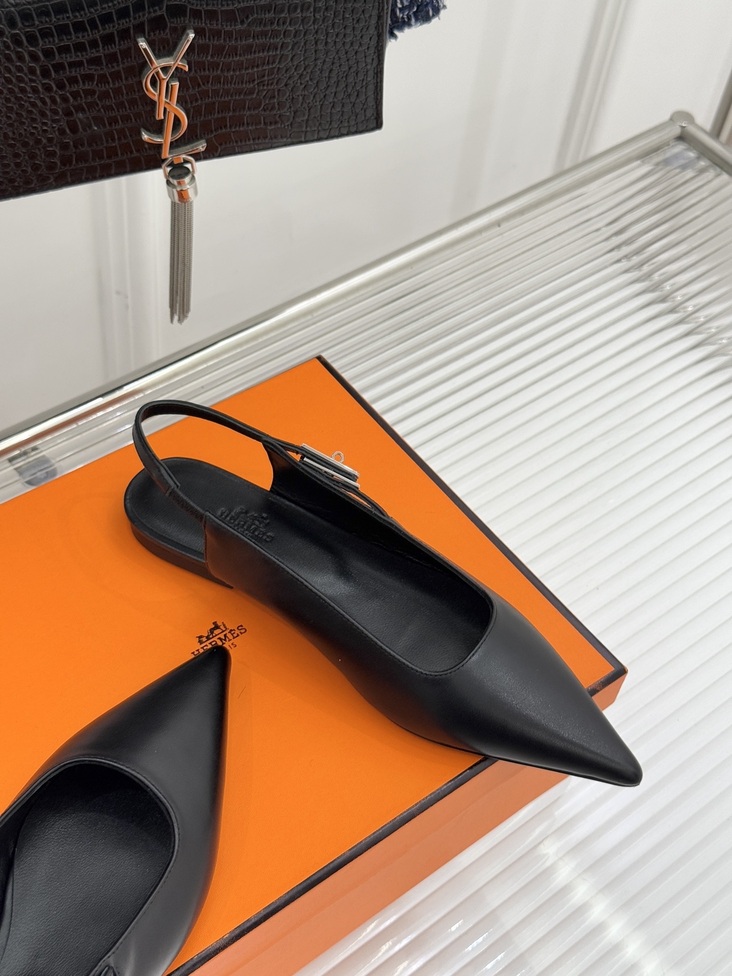 Hermès/爱马仕经典Kelly扣后空尖头平底凉鞋法式慵懒与奢华格调完美融合成为了众多时髦精的出街新宠