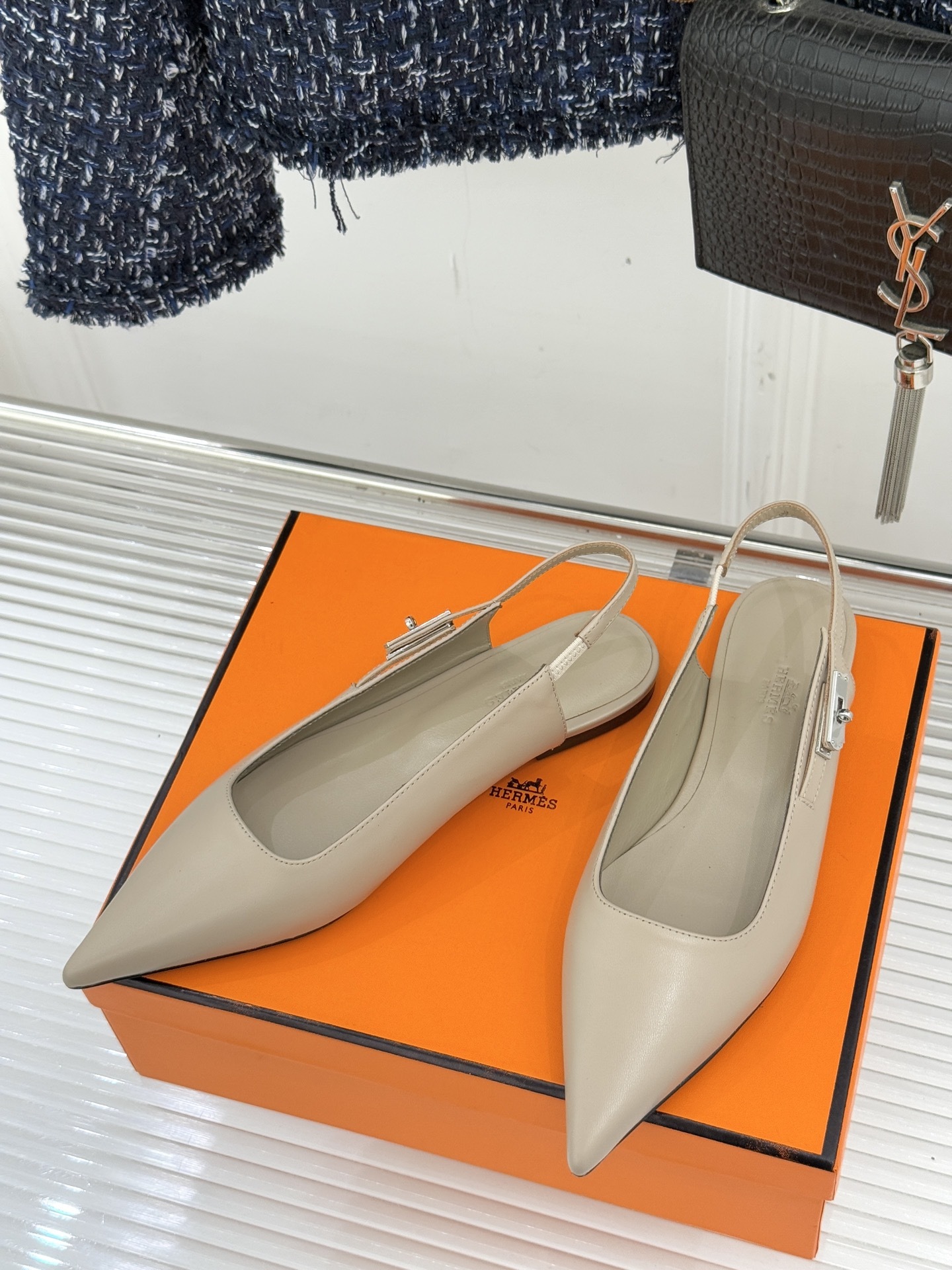 Hermès/爱马仕经典Kelly扣后空尖头平底凉鞋法式慵懒与奢华格调完美融合成为了众多时髦精的出街新宠