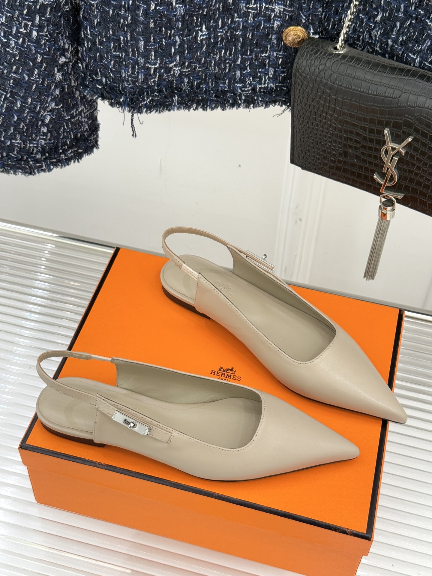 Hermès/爱马仕经典Kelly扣后空尖头平底凉鞋法式慵懒与奢华格调完美融合成为了众多时髦精的出街新宠