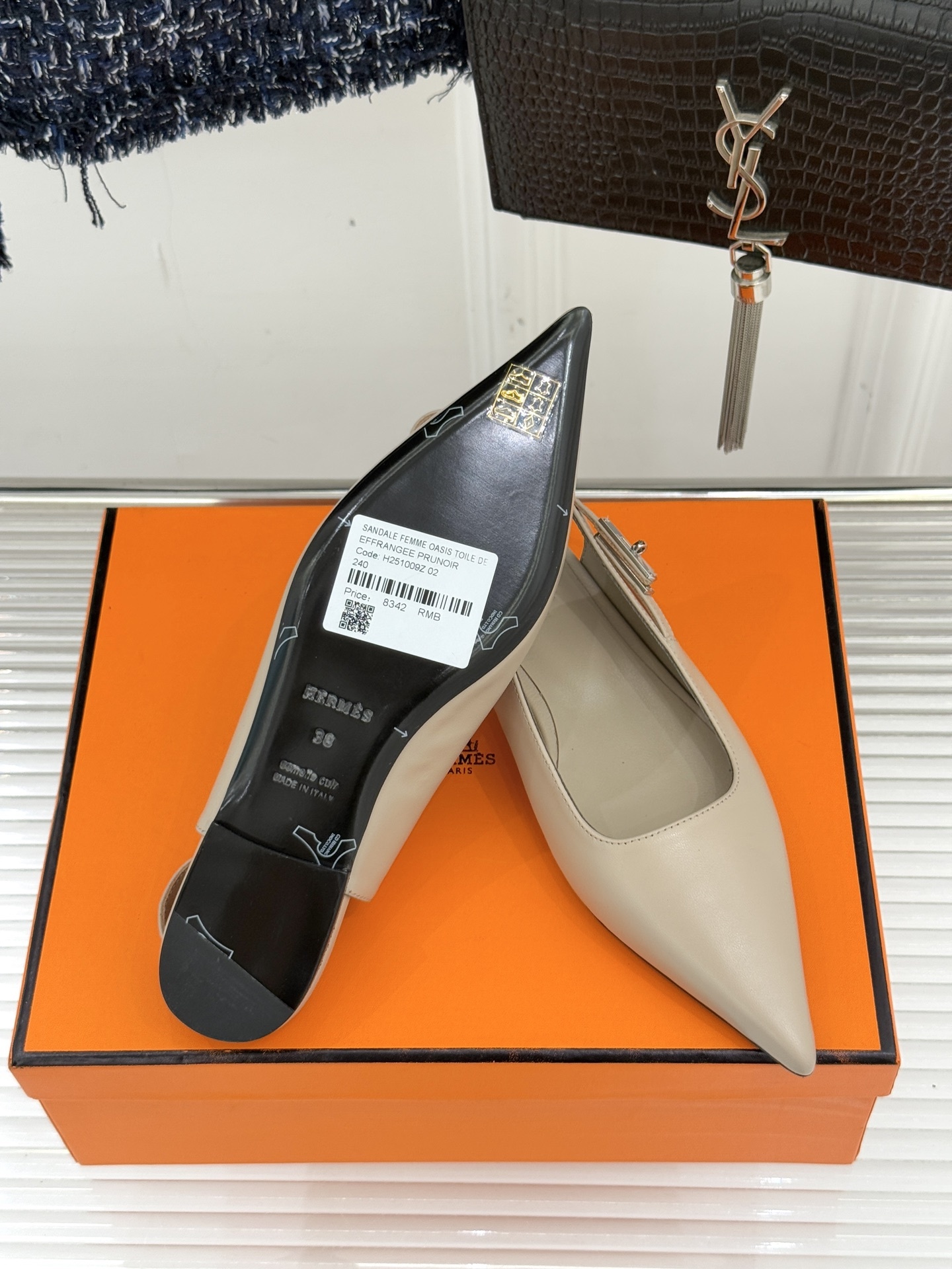 Hermès/爱马仕经典Kelly扣后空尖头平底凉鞋法式慵懒与奢华格调完美融合成为了众多时髦精的出街新宠