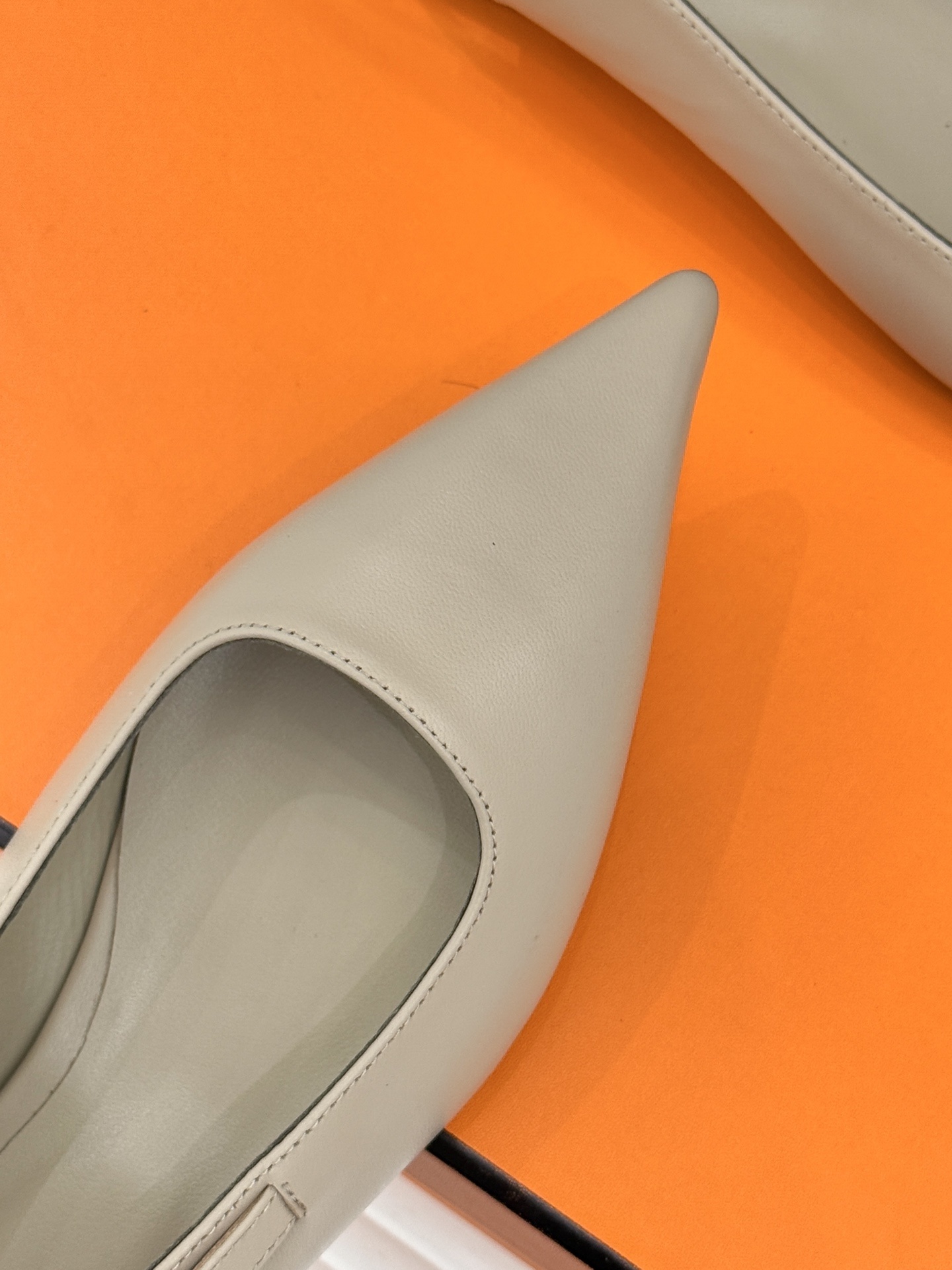 Hermès/爱马仕经典Kelly扣后空尖头平底凉鞋法式慵懒与奢华格调完美融合成为了众多时髦精的出街新宠