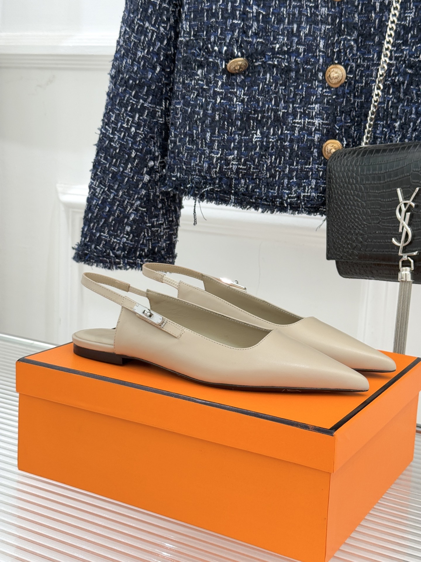 Hermès/爱马仕经典Kelly扣后空尖头平底凉鞋法式慵懒与奢华格调完美融合成为了众多时髦精的出街新宠