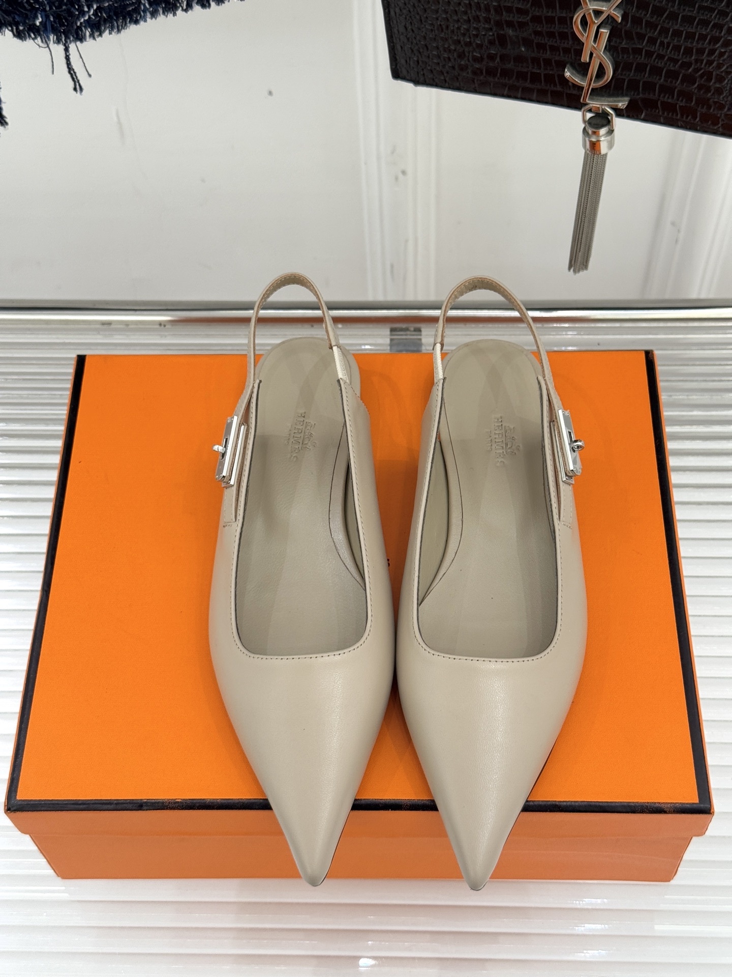 Hermès/爱马仕经典Kelly扣后空尖头平底凉鞋法式慵懒与奢华格调完美融合成为了众多时髦精的出街新宠