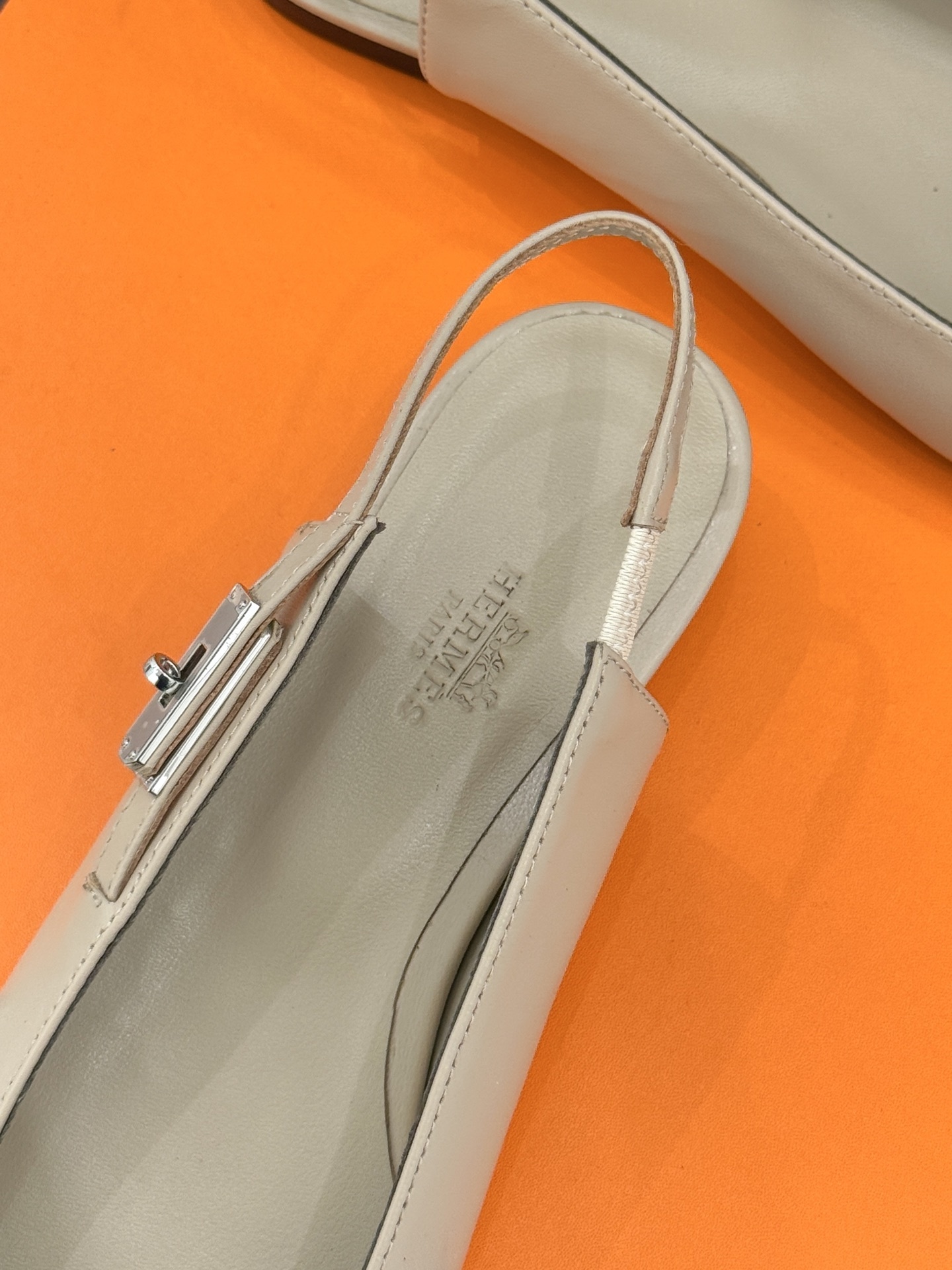 Hermès/爱马仕经典Kelly扣后空尖头平底凉鞋法式慵懒与奢华格调完美融合成为了众多时髦精的出街新宠