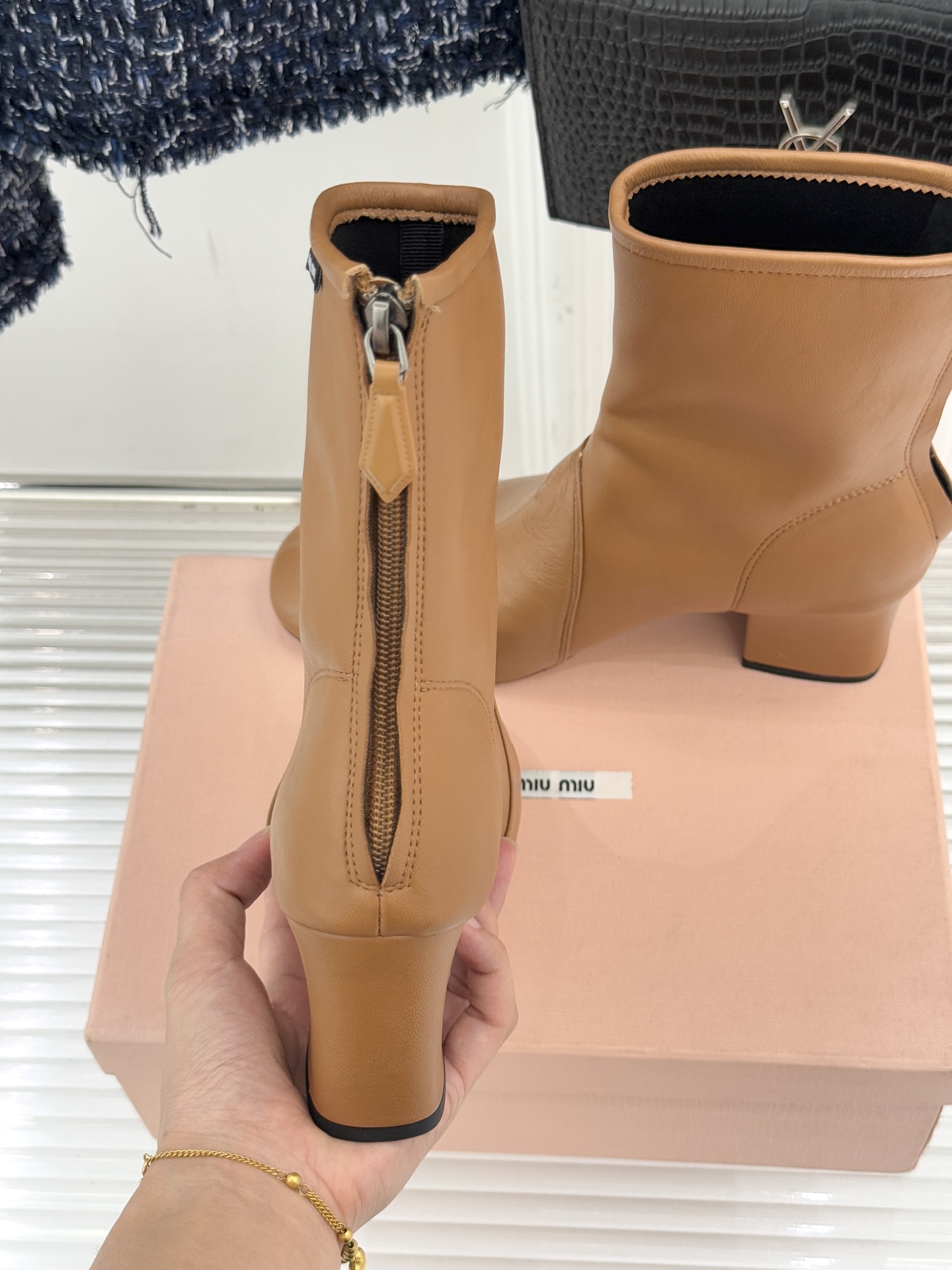 MiuMiu/缪缪25WF秋冬新品弹力靴这款弹力靴以矛盾美学重构靴履表达将少女的灵动与复古熔铸独特风格符