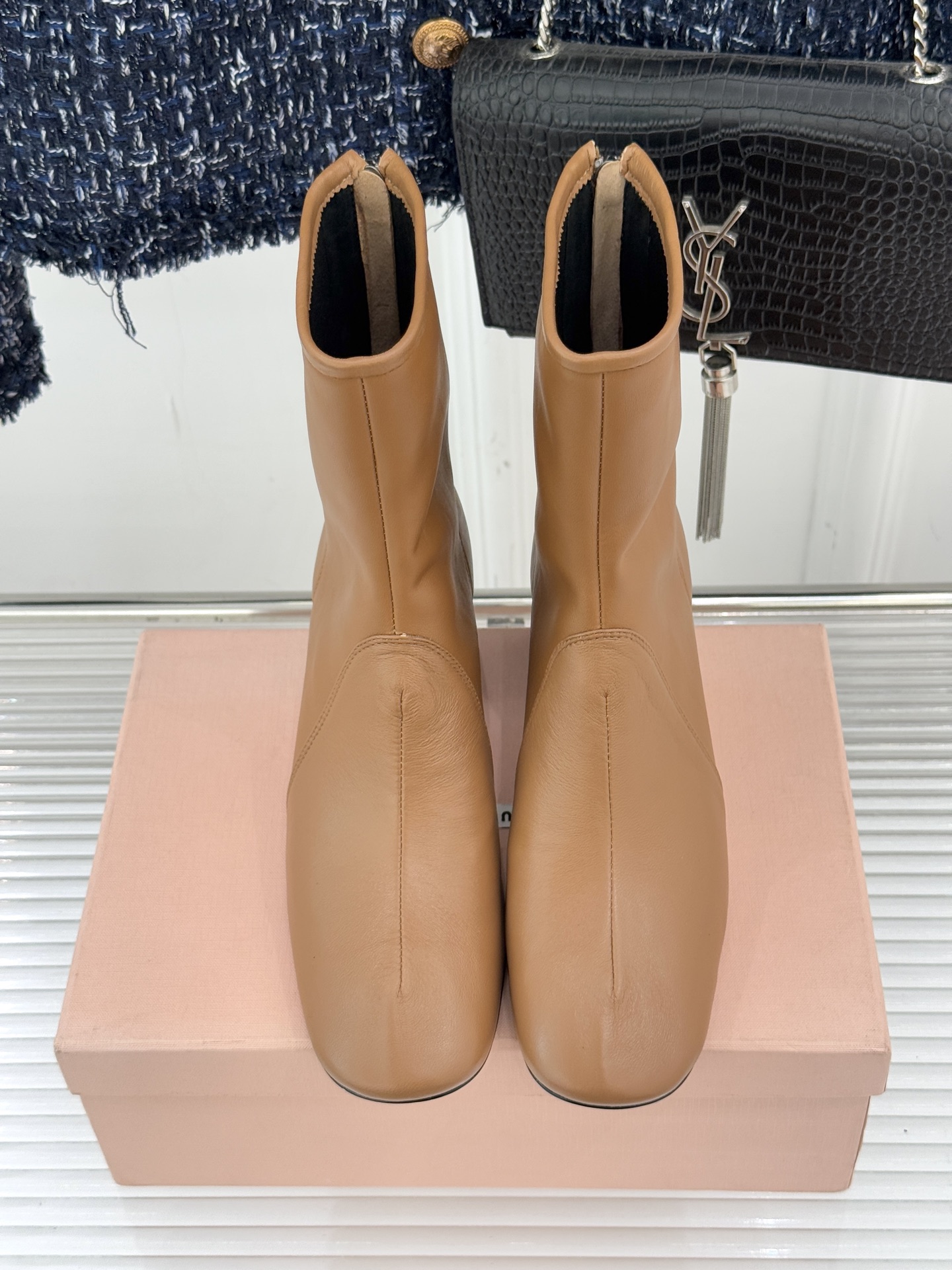 MiuMiu/缪缪25WF秋冬新品弹力靴这款弹力靴以矛盾美学重构靴履表达将少女的灵动与复古熔铸独特风格符