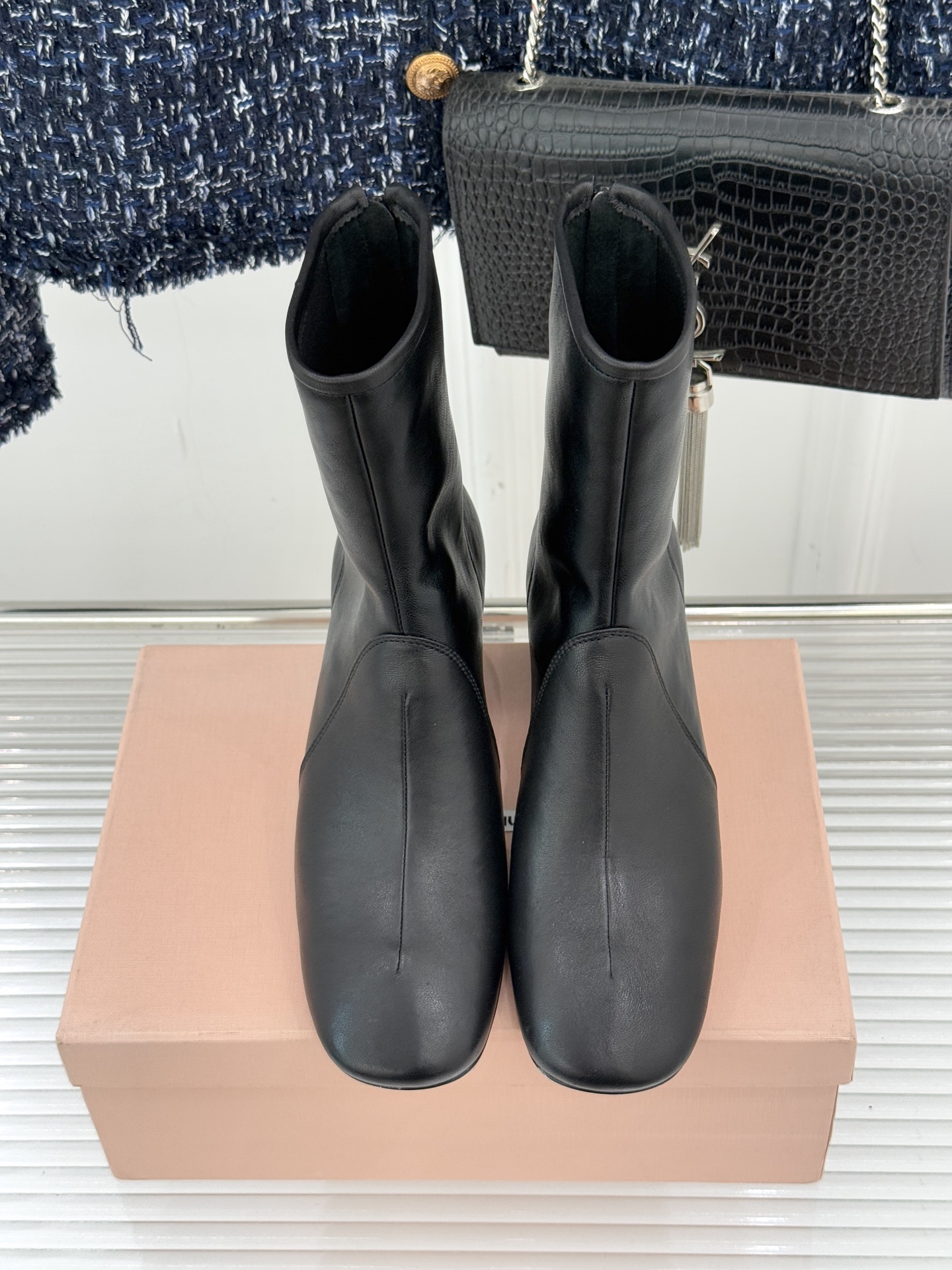 MiuMiu/缪缪25WF秋冬新品弹力靴这款弹力靴以矛盾美学重构靴履表达将少女的灵动与复古熔铸独特风格符