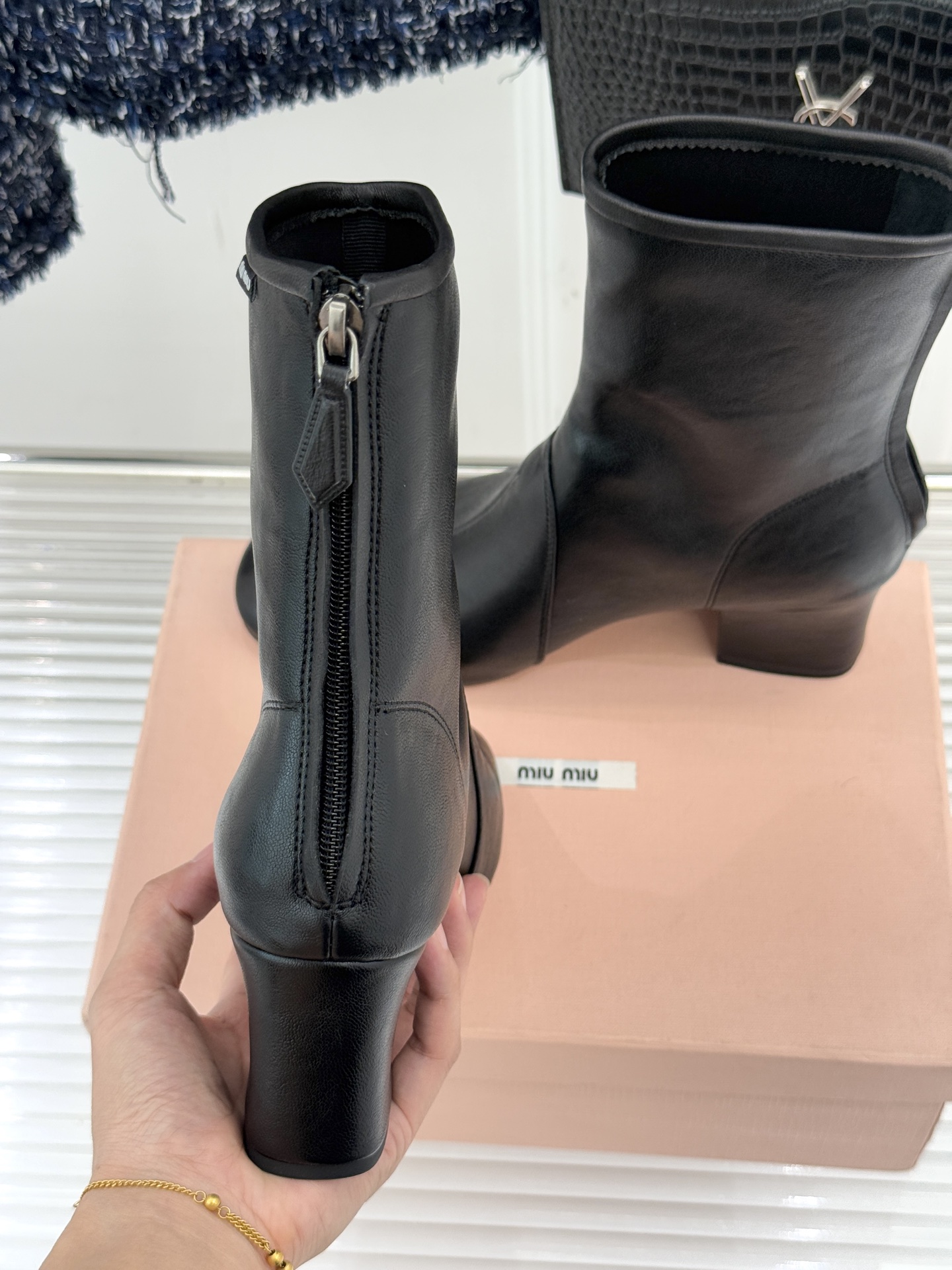 MiuMiu/缪缪25WF秋冬新品弹力靴这款弹力靴以矛盾美学重构靴履表达将少女的灵动与复古熔铸独特风格符