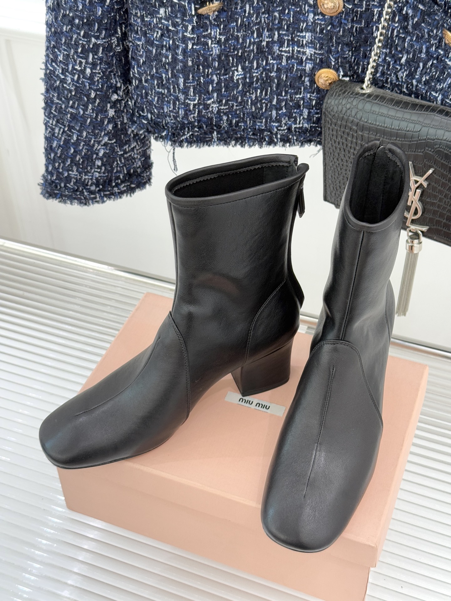 MiuMiu/缪缪25WF秋冬新品弹力靴这款弹力靴以矛盾美学重构靴履表达将少女的灵动与复古熔铸独特风格符
