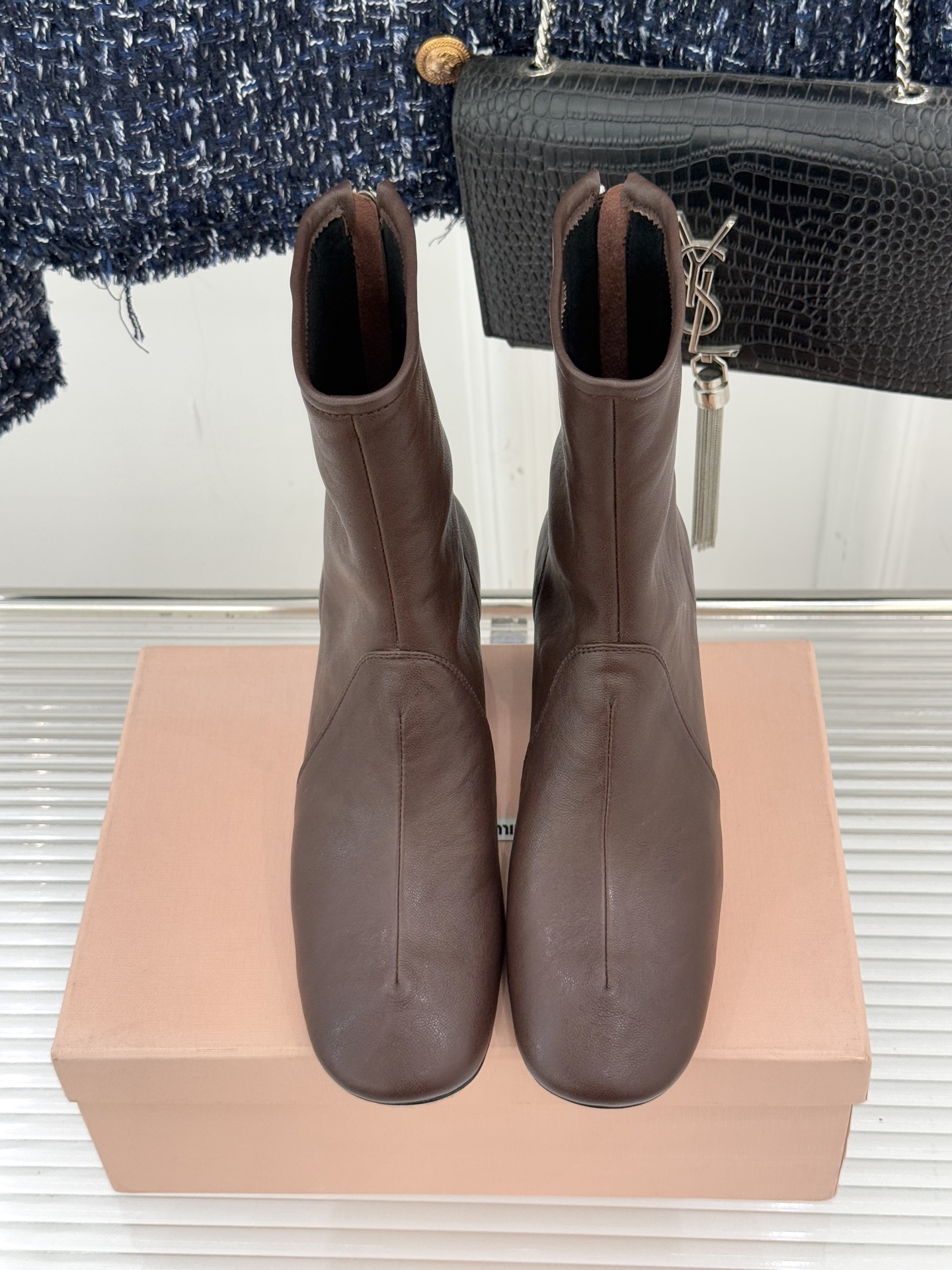 MiuMiu/缪缪25WF秋冬新品弹力靴这款弹力靴以矛盾美学重构靴履表达将少女的灵动与复古熔铸独特风格符
